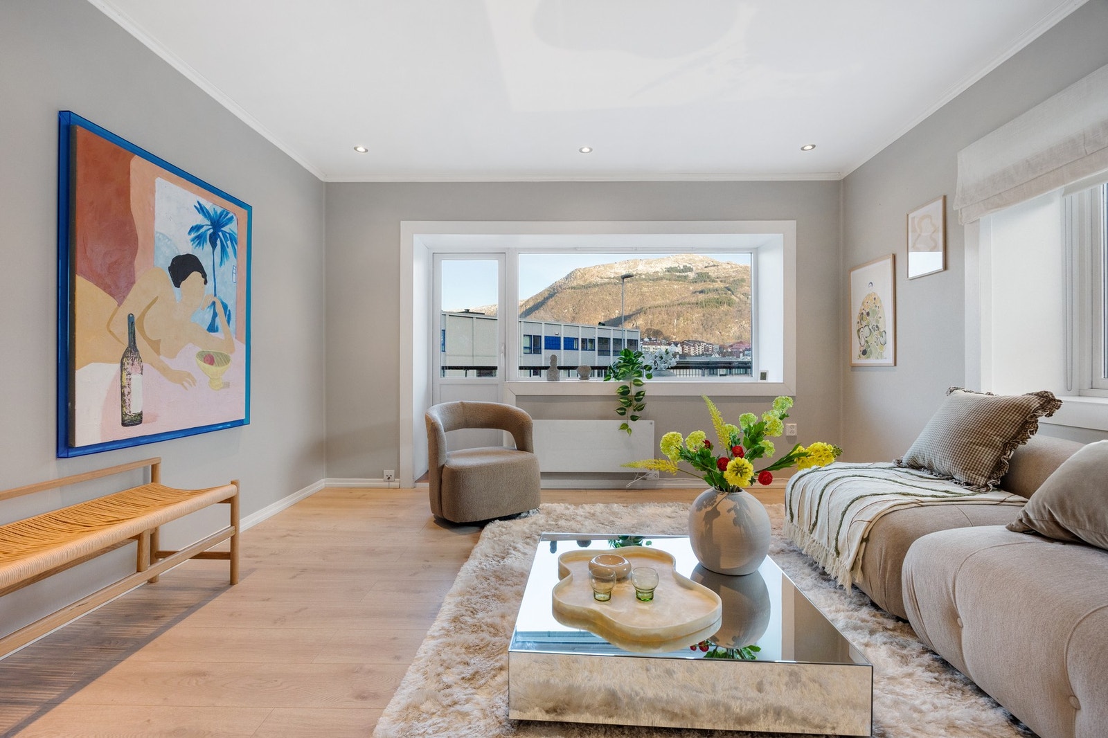 Leiligheten består av entré/gang, stue, kjøkken, to soverom og bad Galleribilde