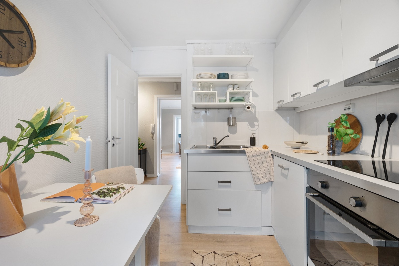 Av integrerte hvitevarer finner du stekeovn, platetopp og oppvaskmaskin Galleribilde