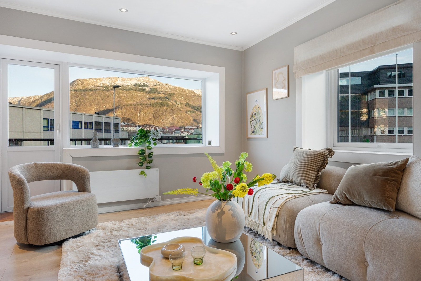 Dette er en endeleilighet som fører til godt med lysinnslipp fra store vindusflater Galleribilde