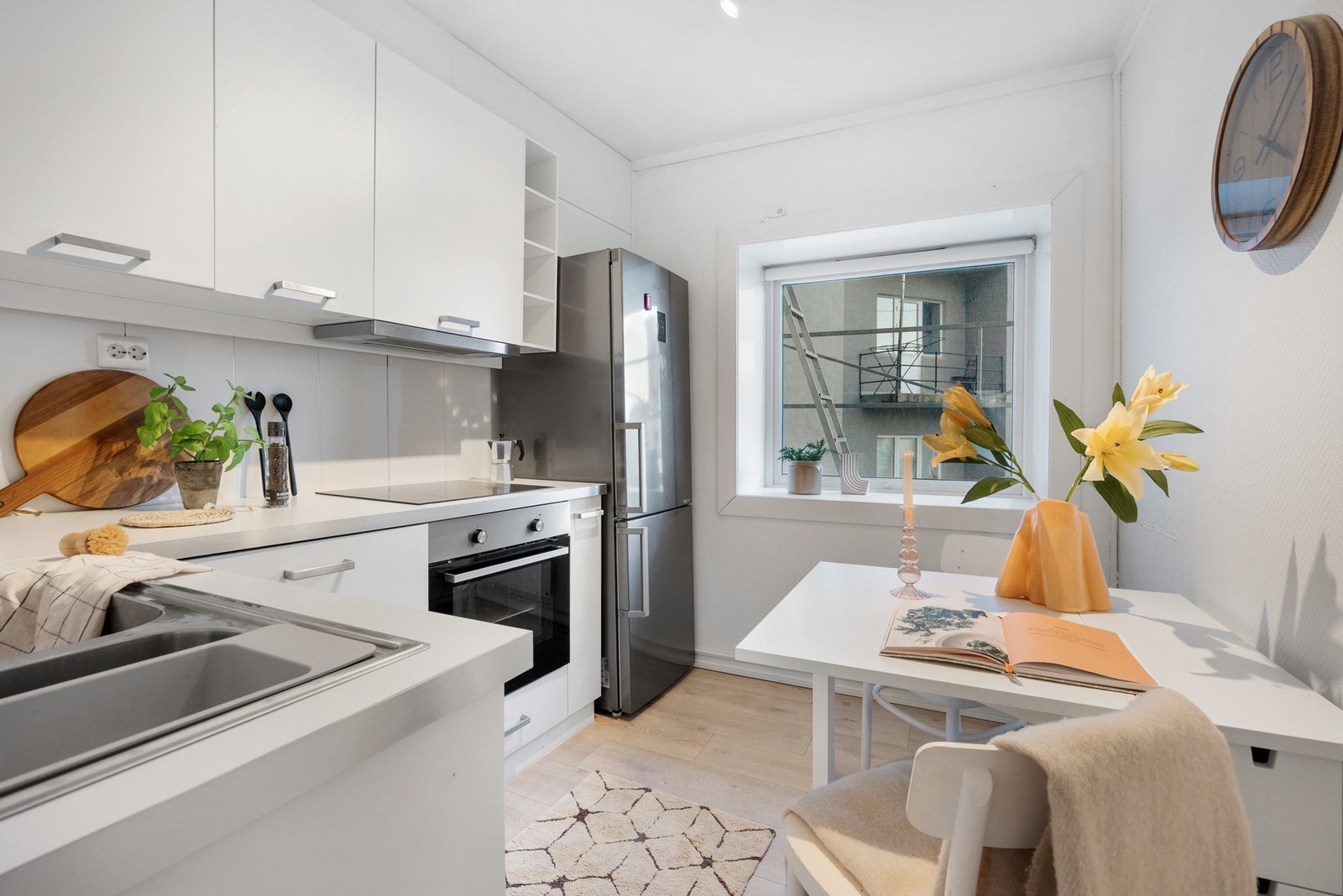 Kjøkkenet har innredning fra IKEA med slette fronter. Kjøkkenet har plass til spisebord Galleribilde