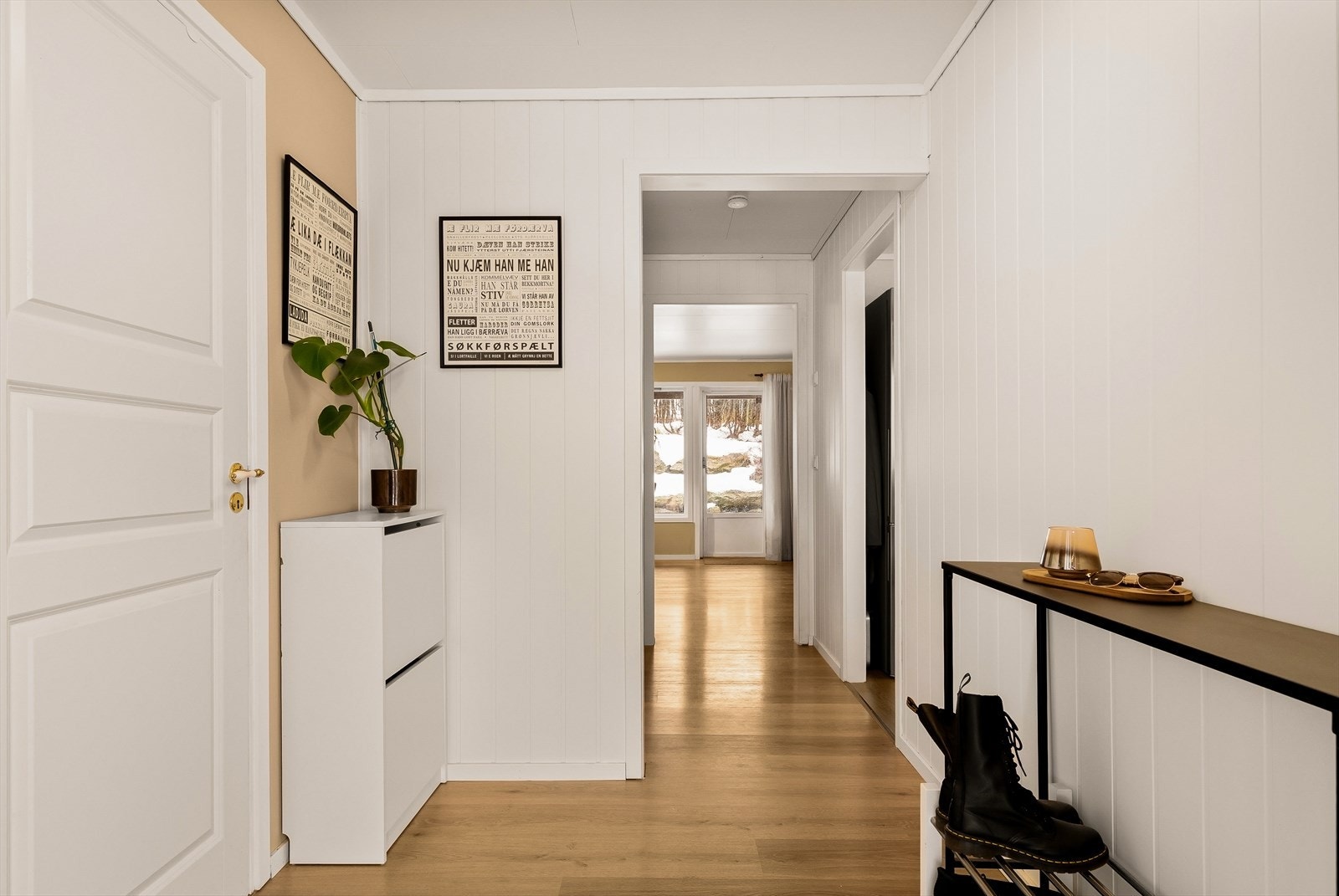 Plass til skostativ. Mulig å sette inn ekstra garderobeskap ved behov. Galleribilde