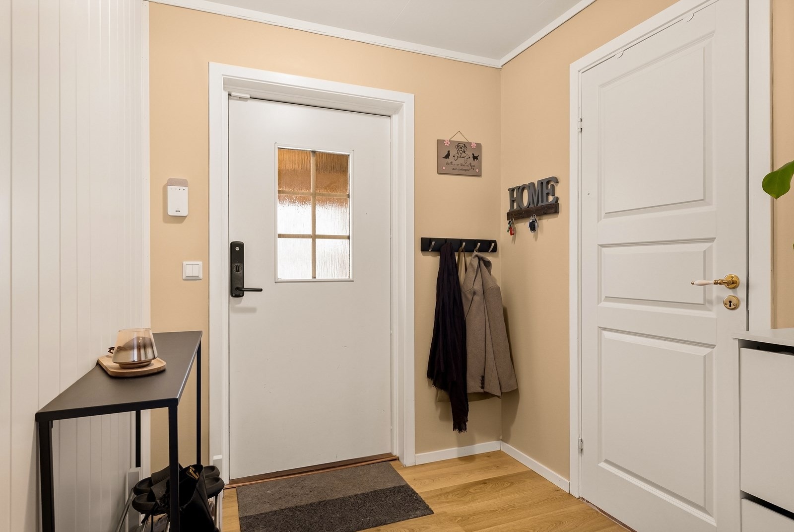 Inngangsparti med innvendig bod. Galleribilde