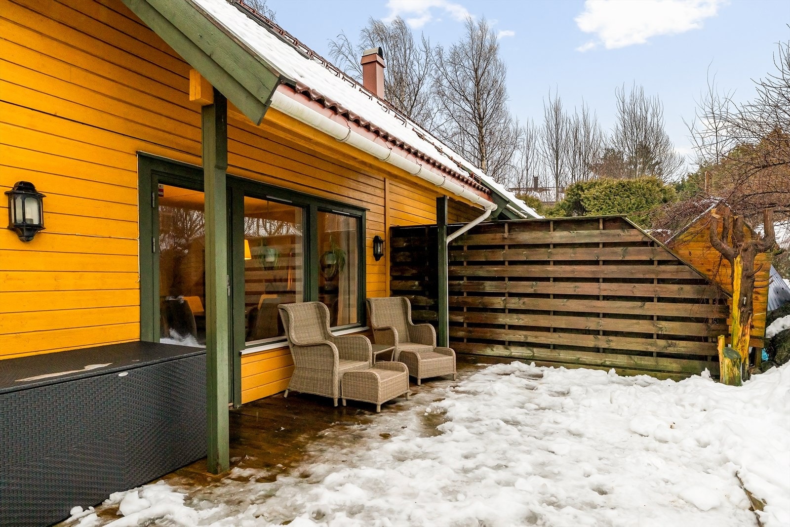 Utgang til terrassen fra stuen. Delvis overbygd. Galleribilde