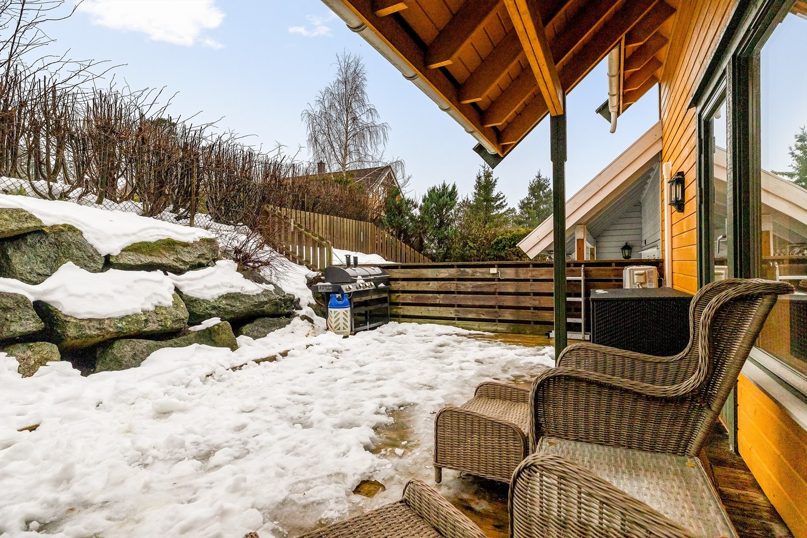 Skjermet og fin terrasse på baksiden av huset. Galleribilde