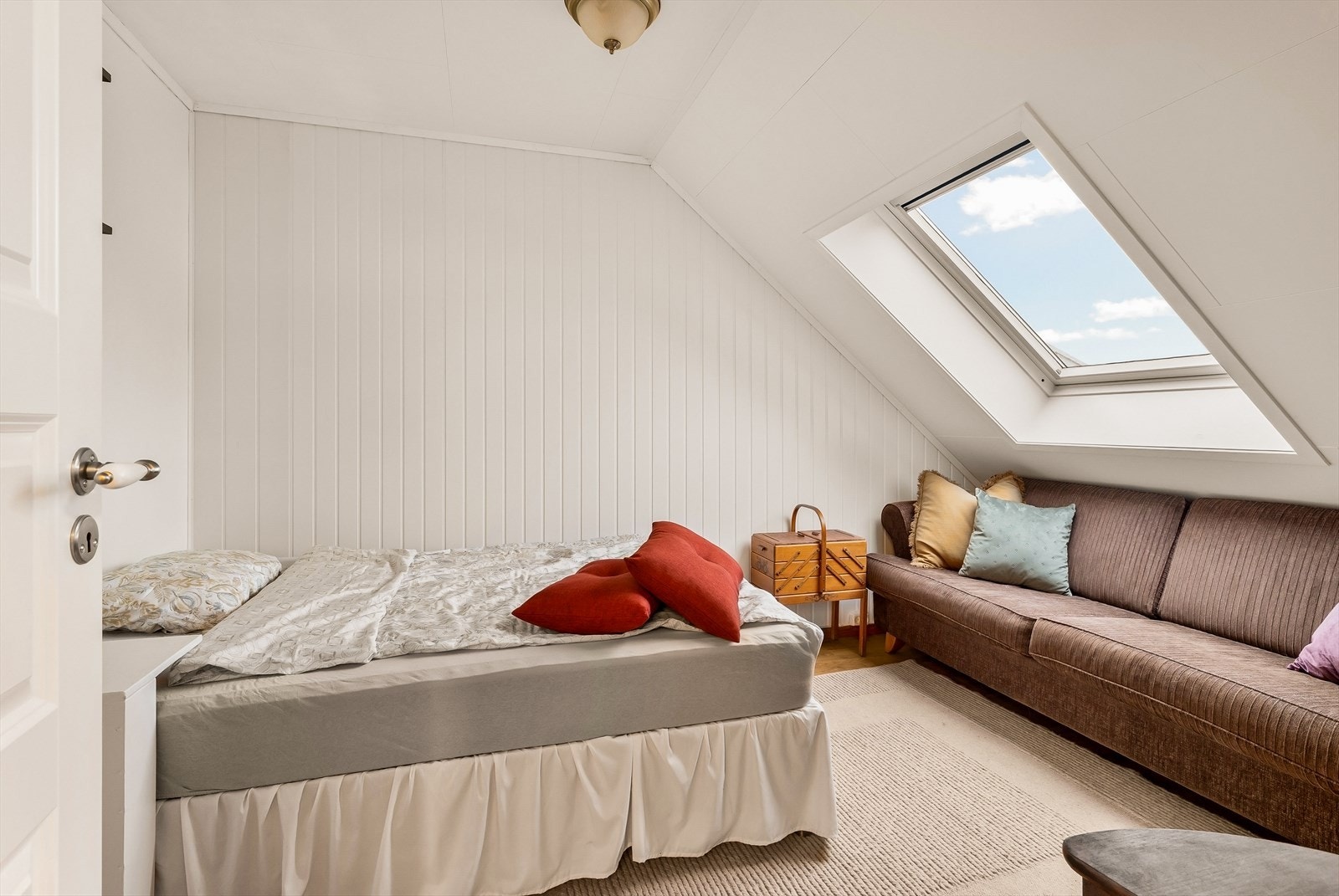 Soverom 2, også med garderobeskap. Galleribilde