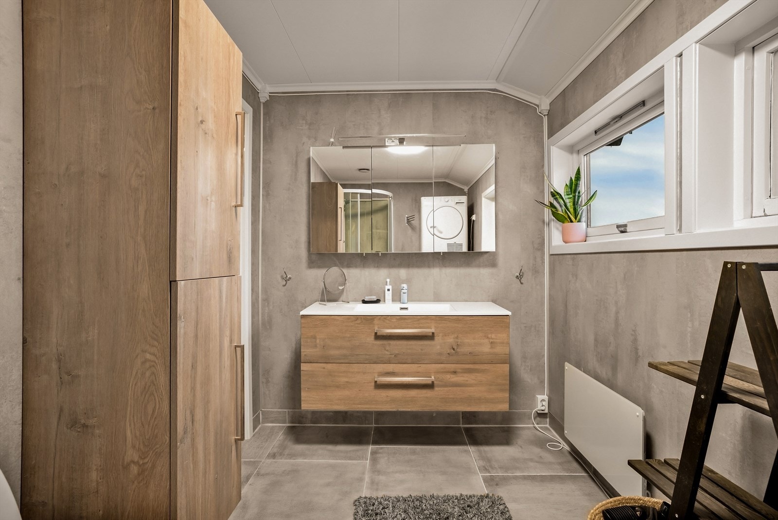 Romslig baderomsinnredning og skap på vegg
. Galleribilde