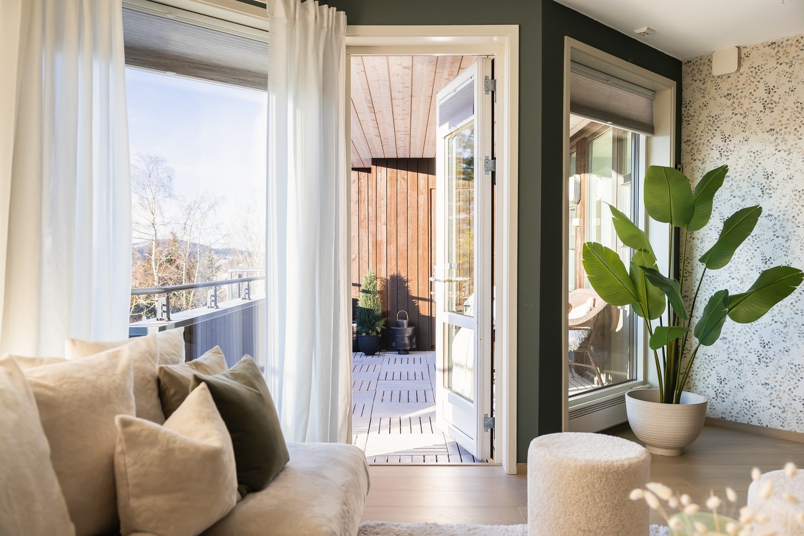 Fra stuen er det utgang til en stor terrasse på hele 24m². Galleribilde