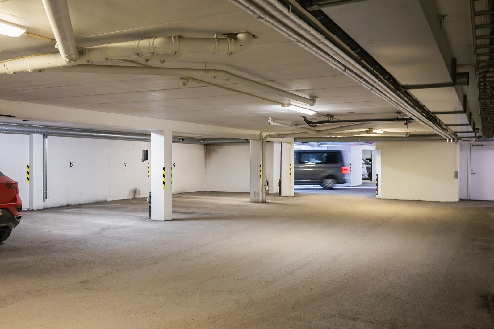 I bygget går man fra leiligheten innvendig i bygget hele veien til oppvarmet garasje. Her har man egen p-plass med elbil-lader og egen praktisk bod. Galleribilde