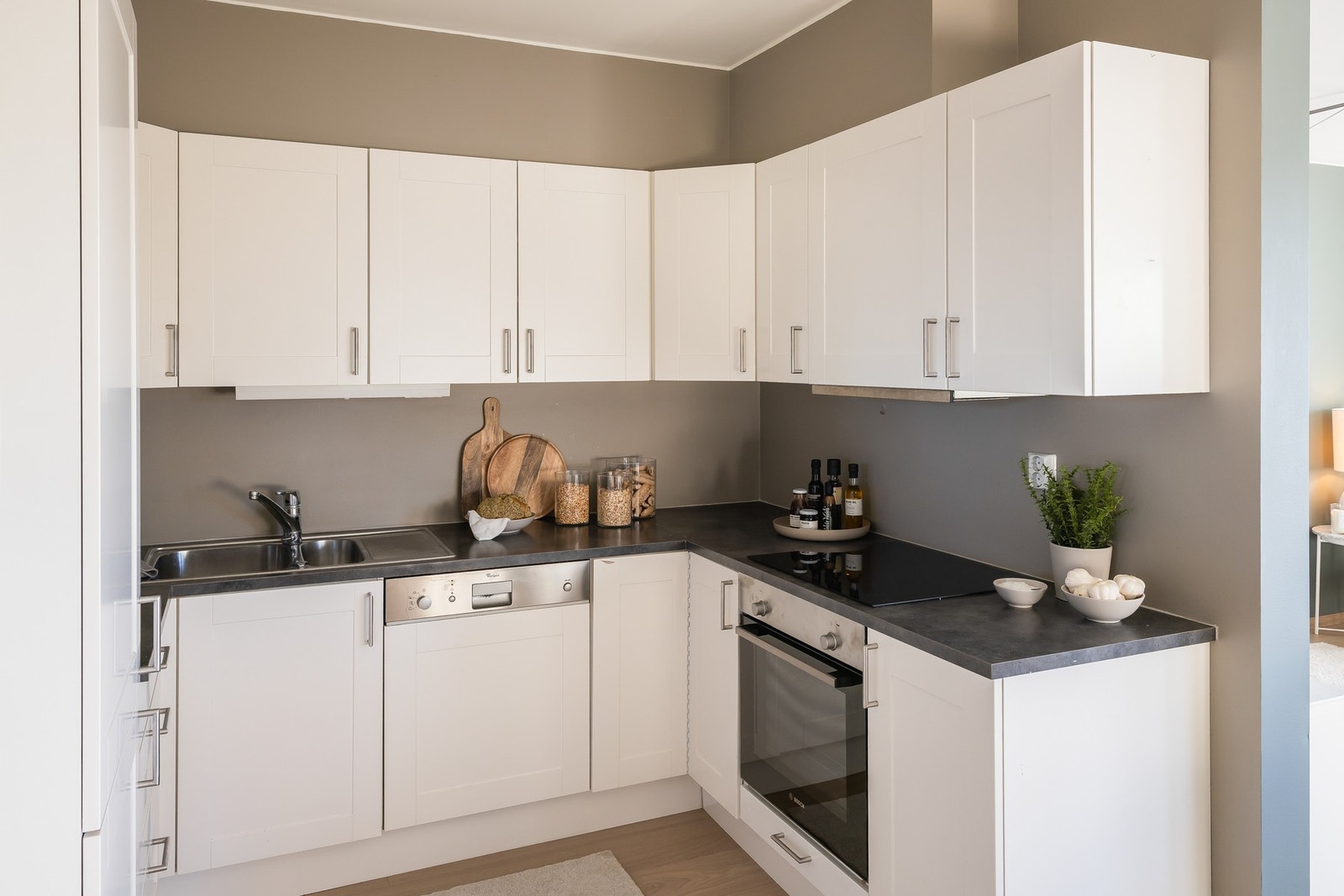 Flott kjøkken fra JKE. Det er lagt vekt på funksjonelle løsninger og gode oppbevaringsmuligheter, og med overskap er det rikelig med skapplass. Galleribilde