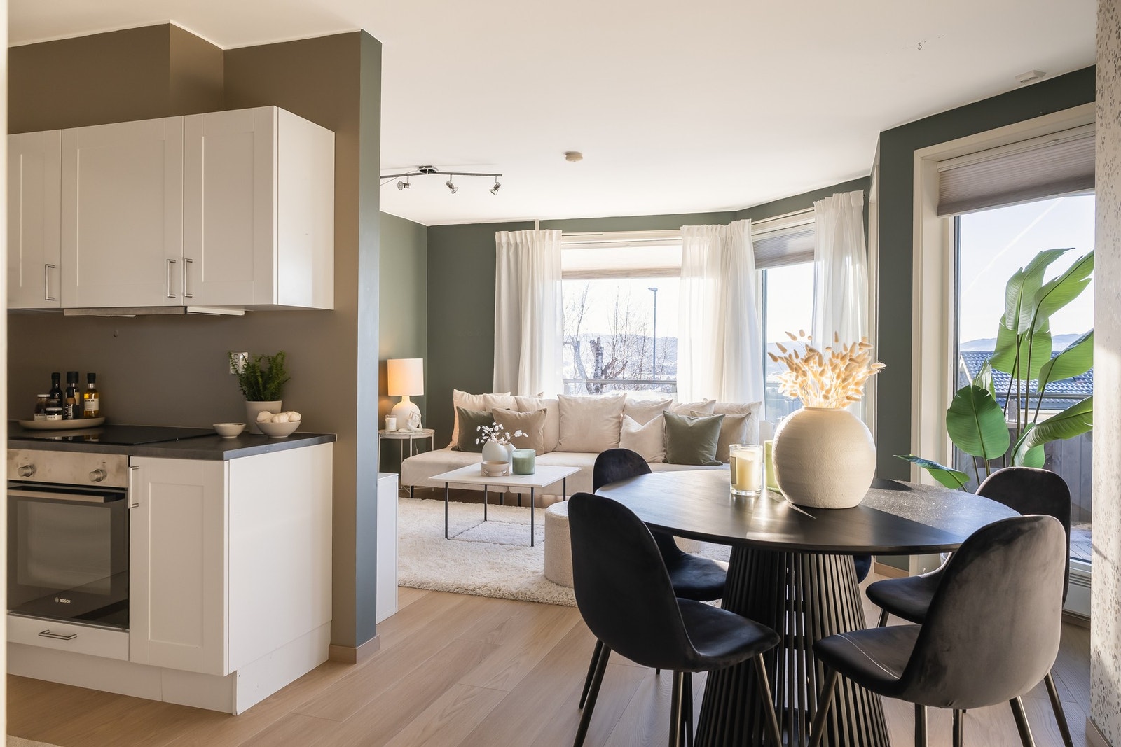 Plass til flere sittegrupper, og naturlig plass for spisestue ved kjøkken. Galleribilde