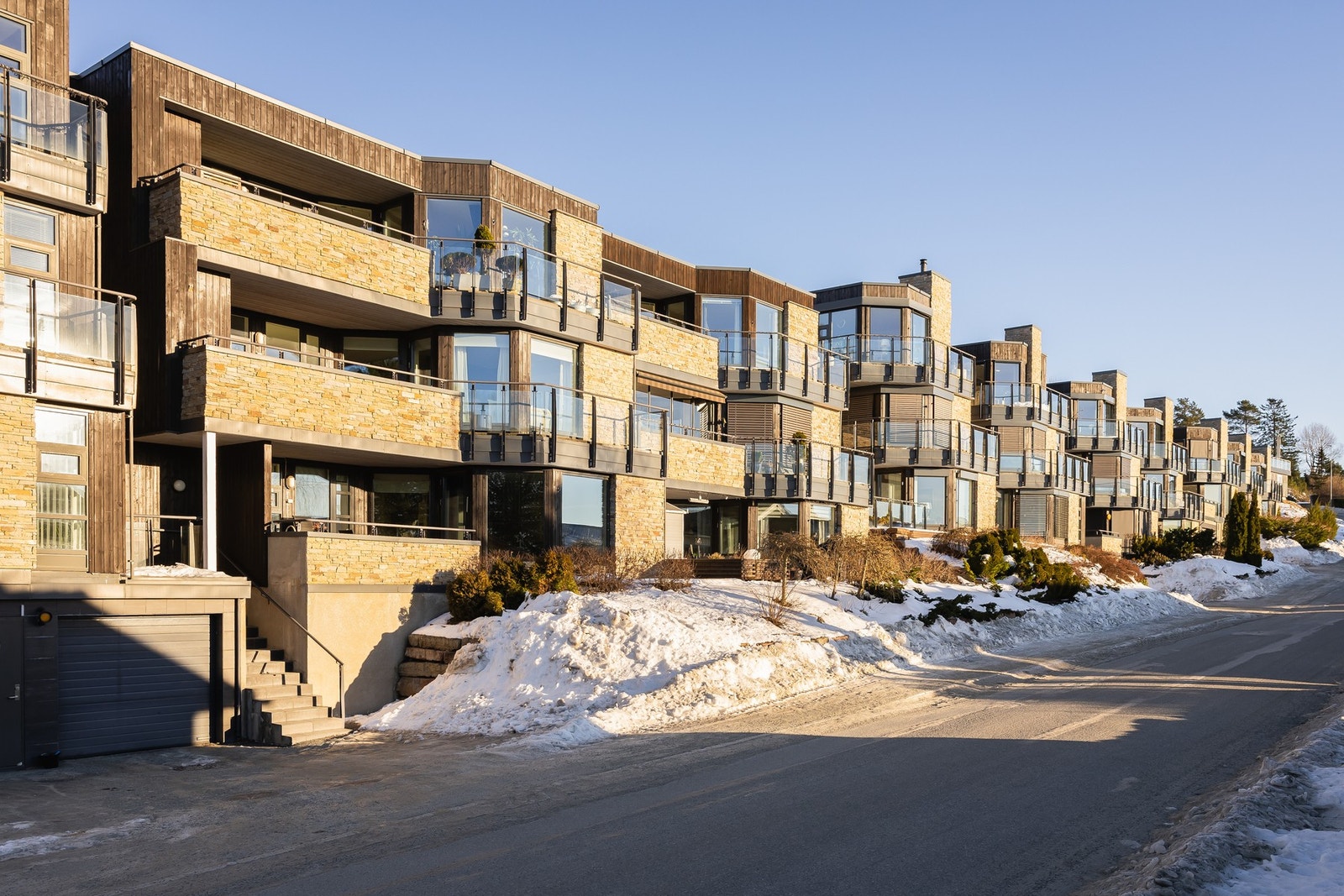 Et attraktivt område i Stokkhaugan, like ved Golfbanen og Hjelseng Gård. Flotte turområder og bussholdeplass rett utenfor som går til sentrum. Svært rolig blindgate. Galleribilde