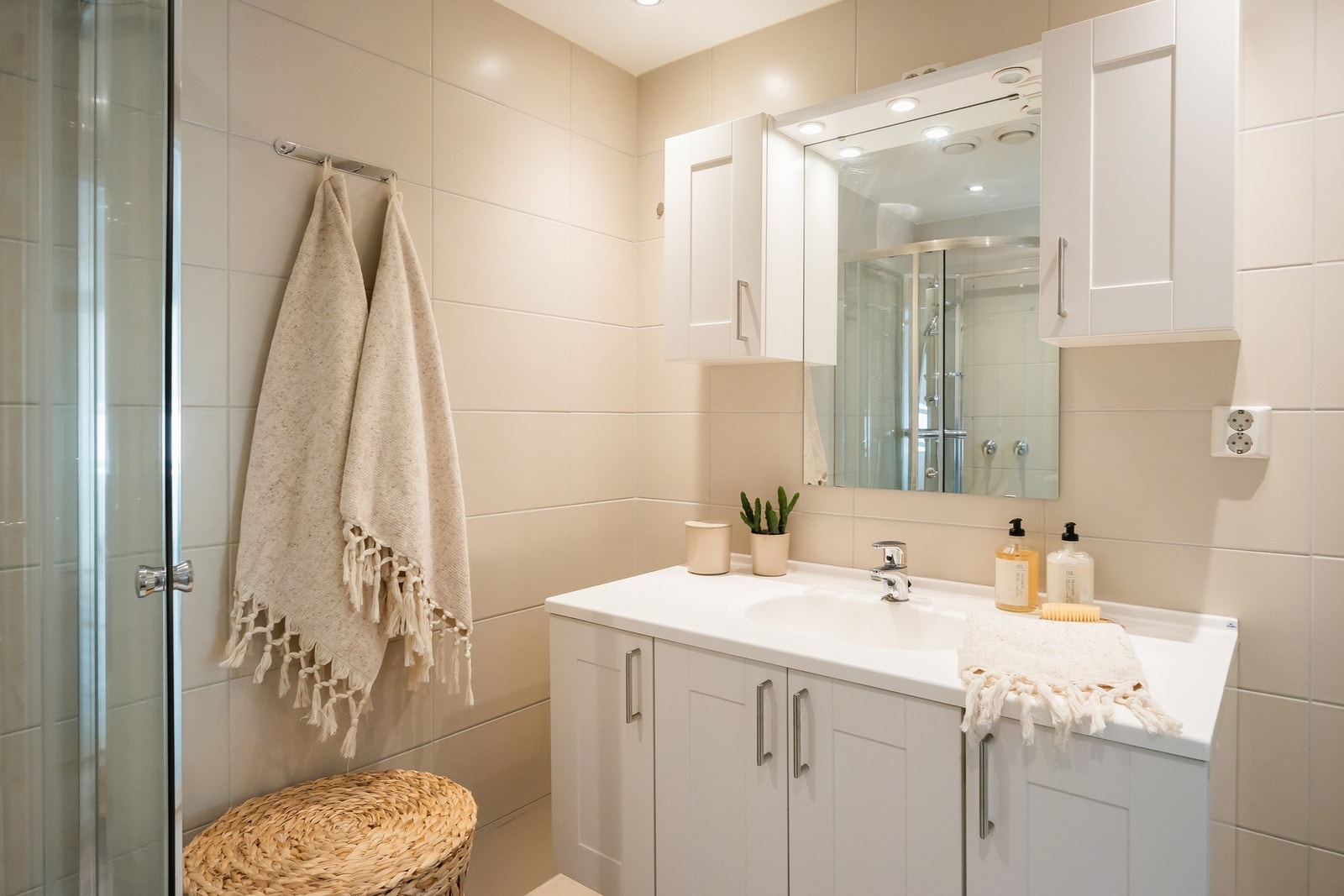 Pent, flislagt bad med gulvvarme på 4,2m². Bra med skapplass og oppbevaring i servantskap. Downlights med godt lys. Galleribilde