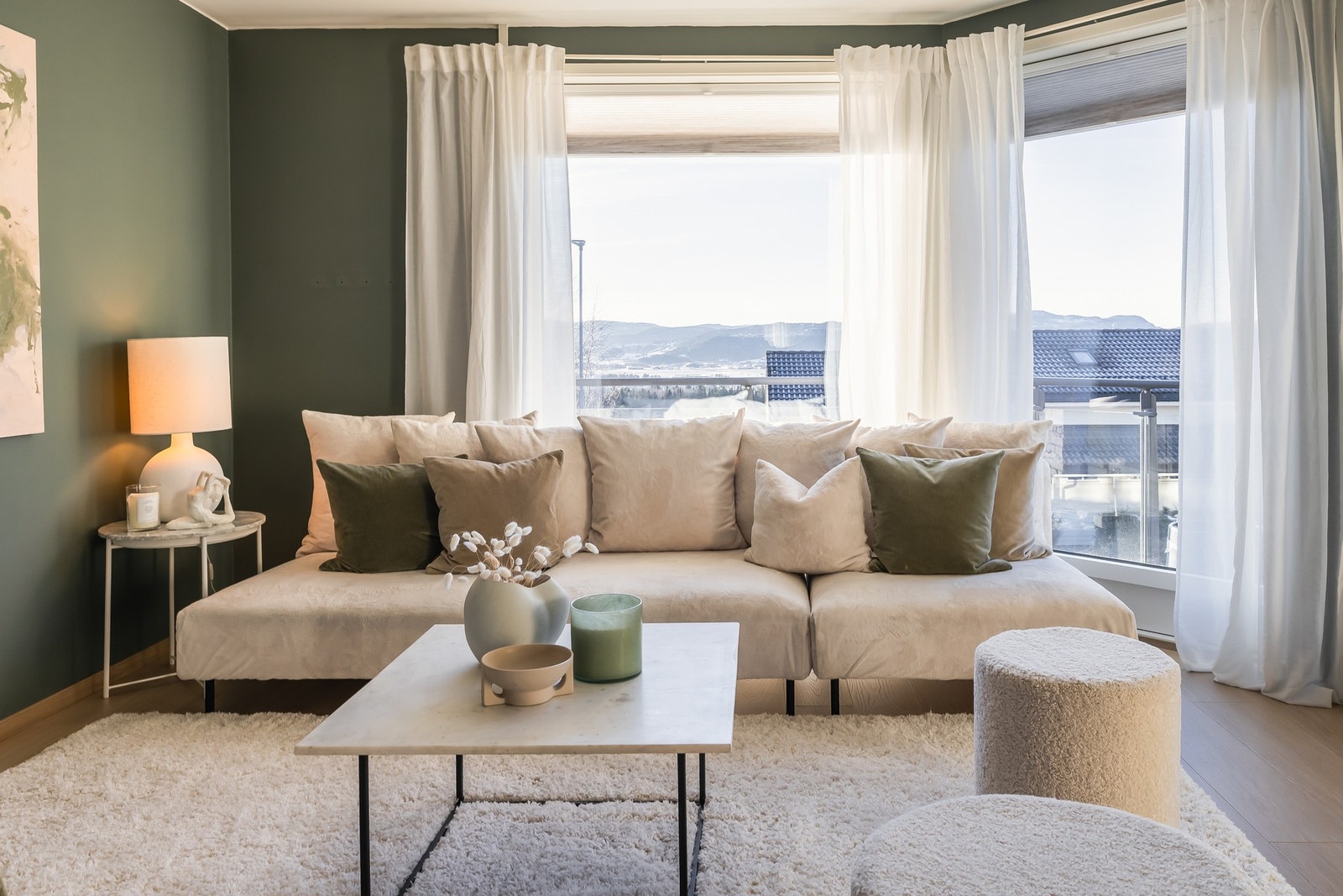 En flott stue med store vinduer som setter sitt særpreg på leiligheten samt gir en svært god romfølelse. Galleribilde