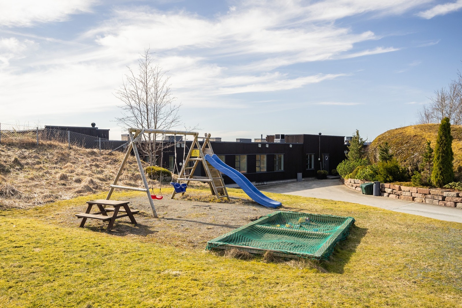 Fellesområde utenfor. En meget attraktiv beliggenhet i øverste del av Stokkhaugan ved Hjelseng. Området er kjent for å være rolig og etablert og passer godt for både familier, voksne par og eldre. Galleribilde