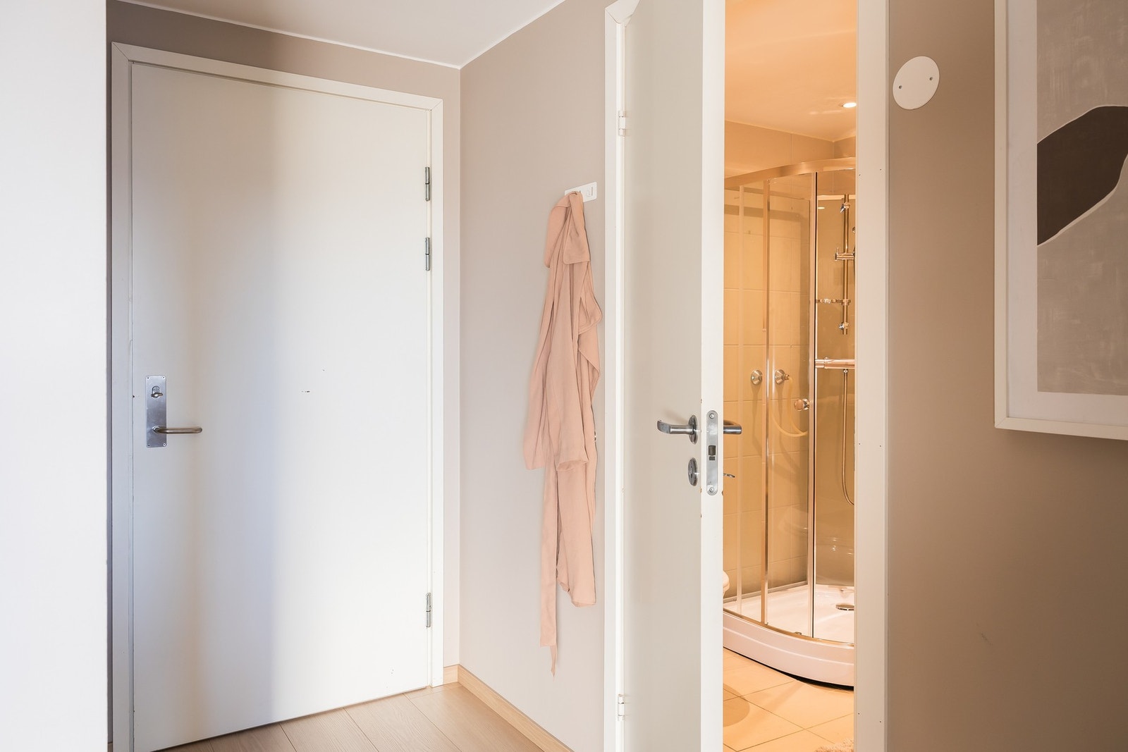 Via gang er det enkel tilgang til bad, vaskerom og soverommene. Galleribilde