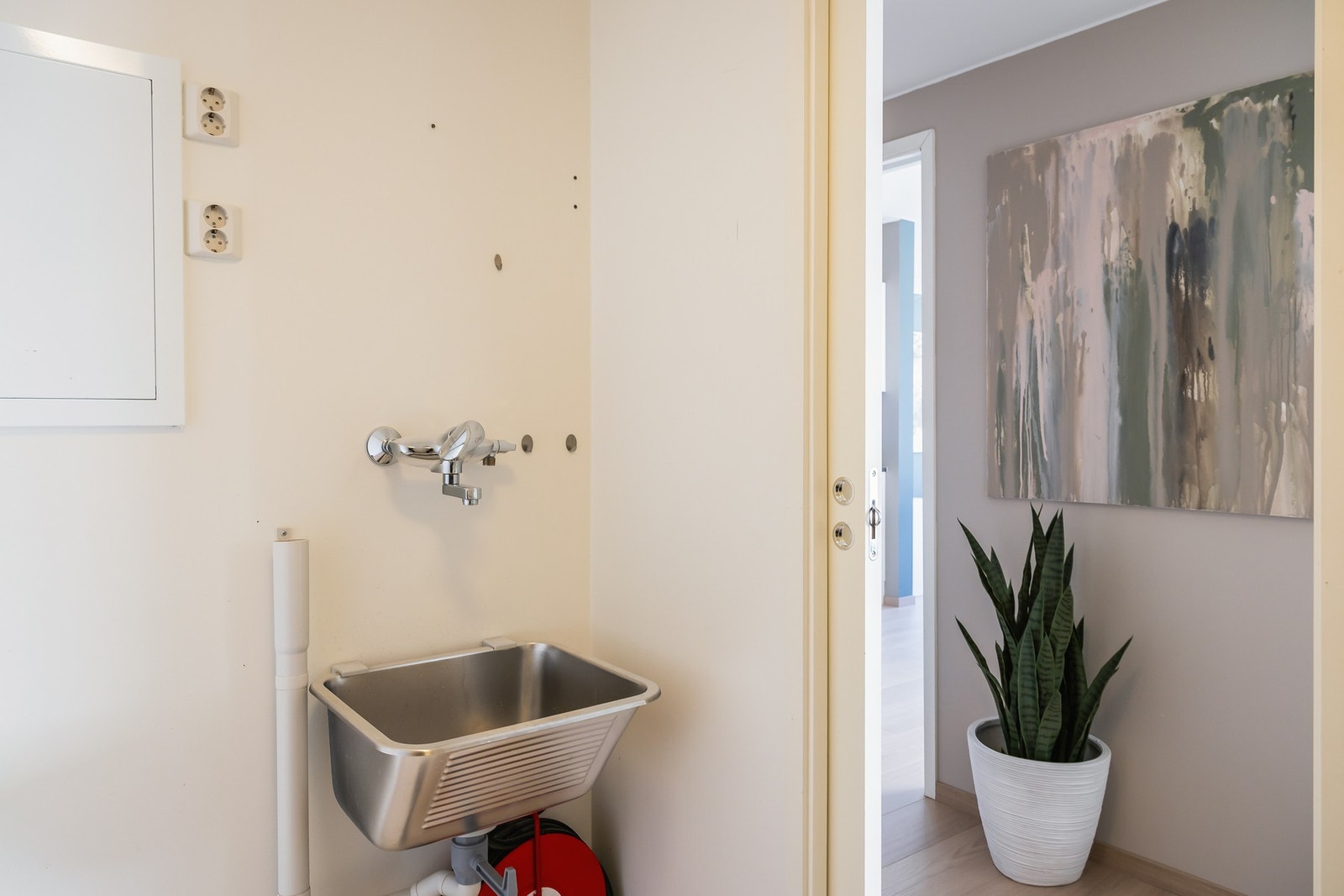 I direkte tilknytning til gang har man et vaskerom på 2,9m². Her er det god plass til tørketrommel og vaskemaskin, som man slipper å ha på badet. Galleribilde