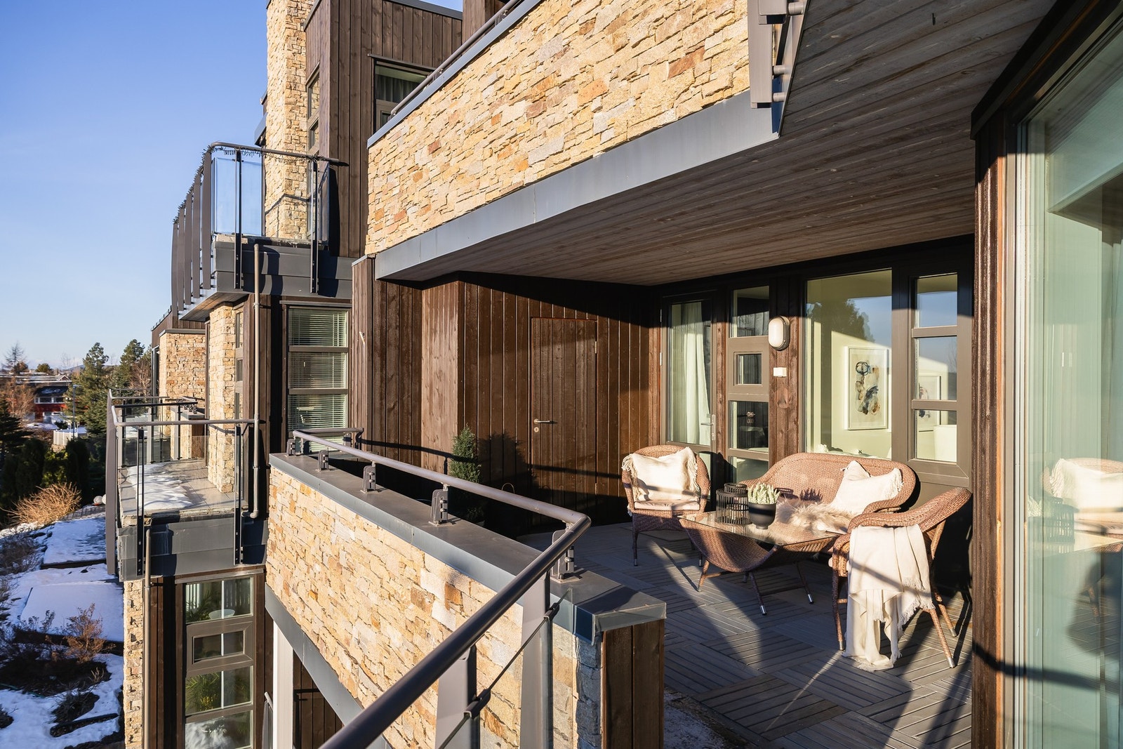 Her kan man enkelt innrede i ulike soner, og uteplassen innbyr til store, sosiale sammenkomster. Galleribilde