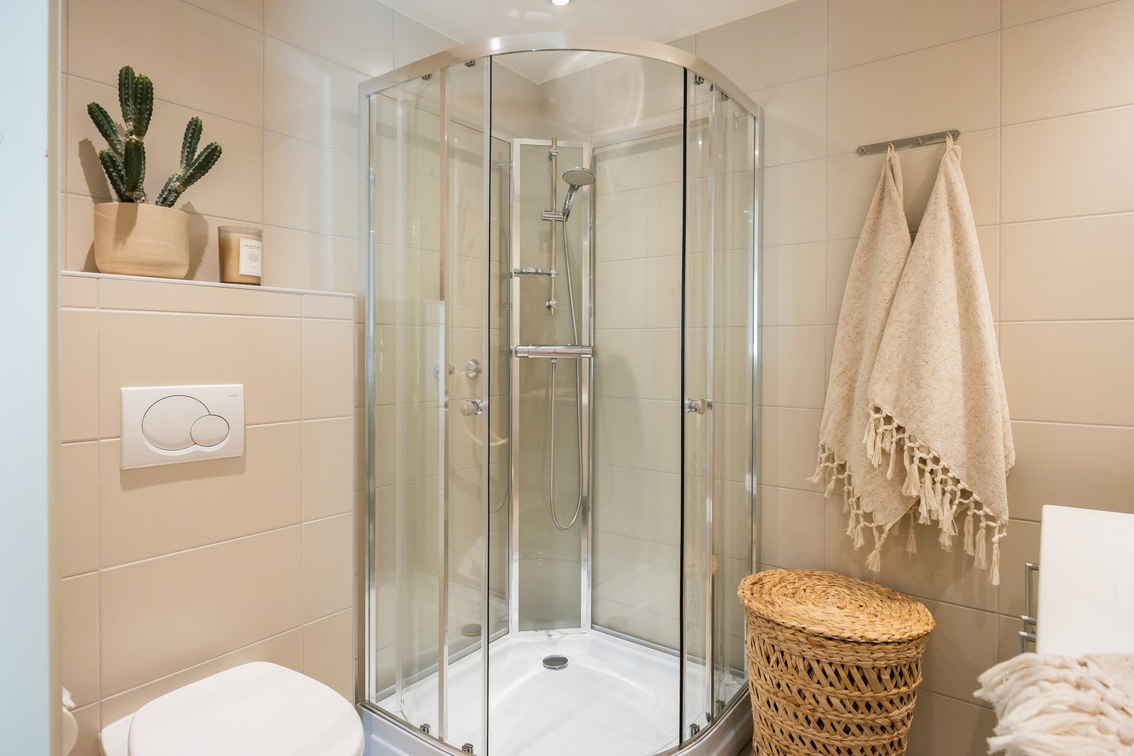 Badet inneholder dusjkabinett (nytt i 2026), vegghengt toalett og innredning med servant. Galleribilde