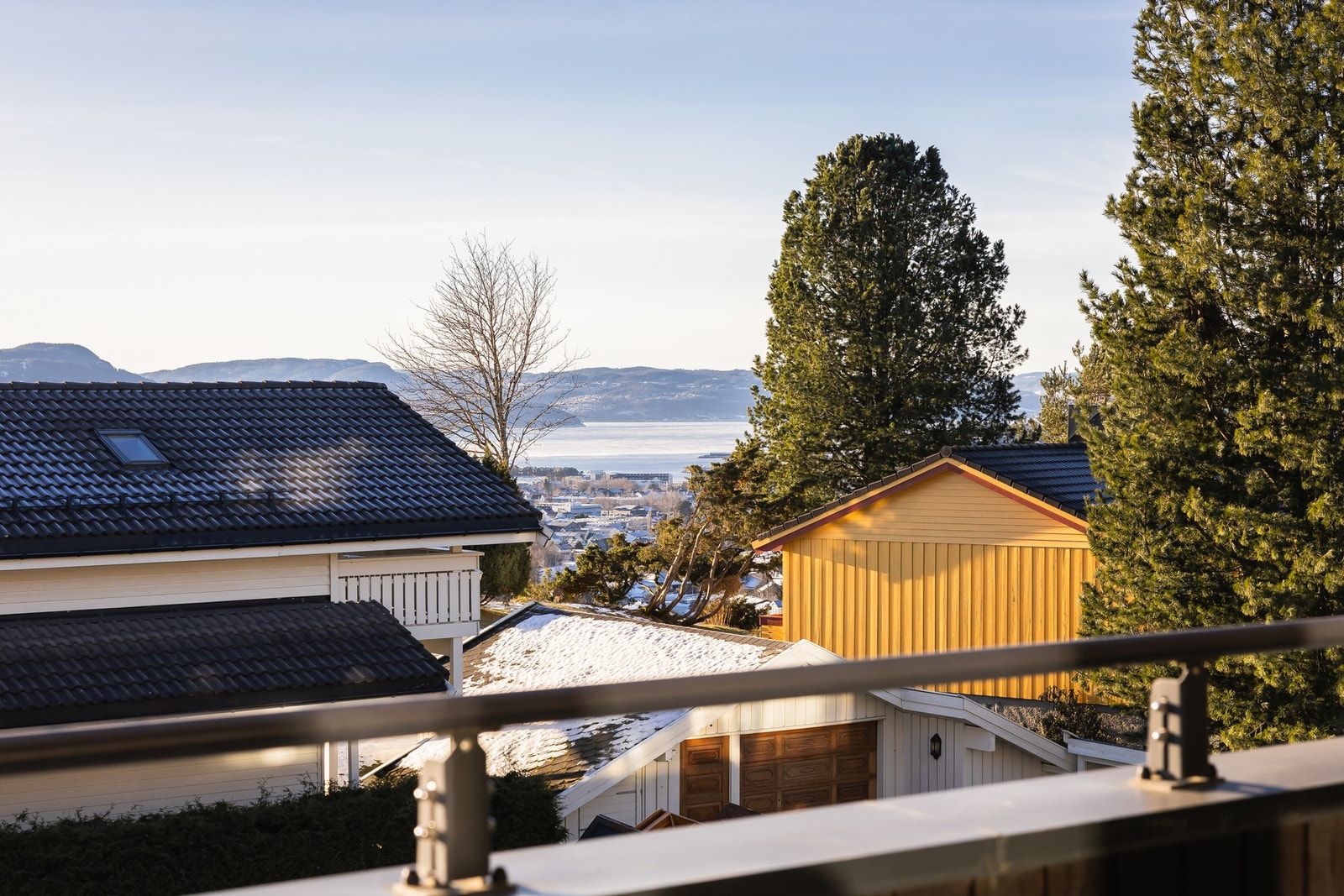 Utsikt også mot fjorden. Galleribilde