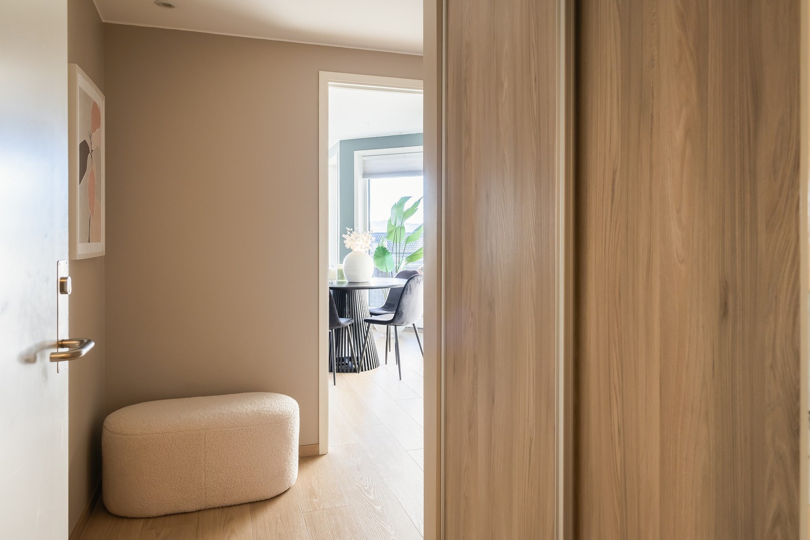 Man ønskes inn i en praktisk og tiltalende entré med god plass for oppbevaring av yttertøy og sko i praktisk skyvedørsgarderobe. Galleribilde