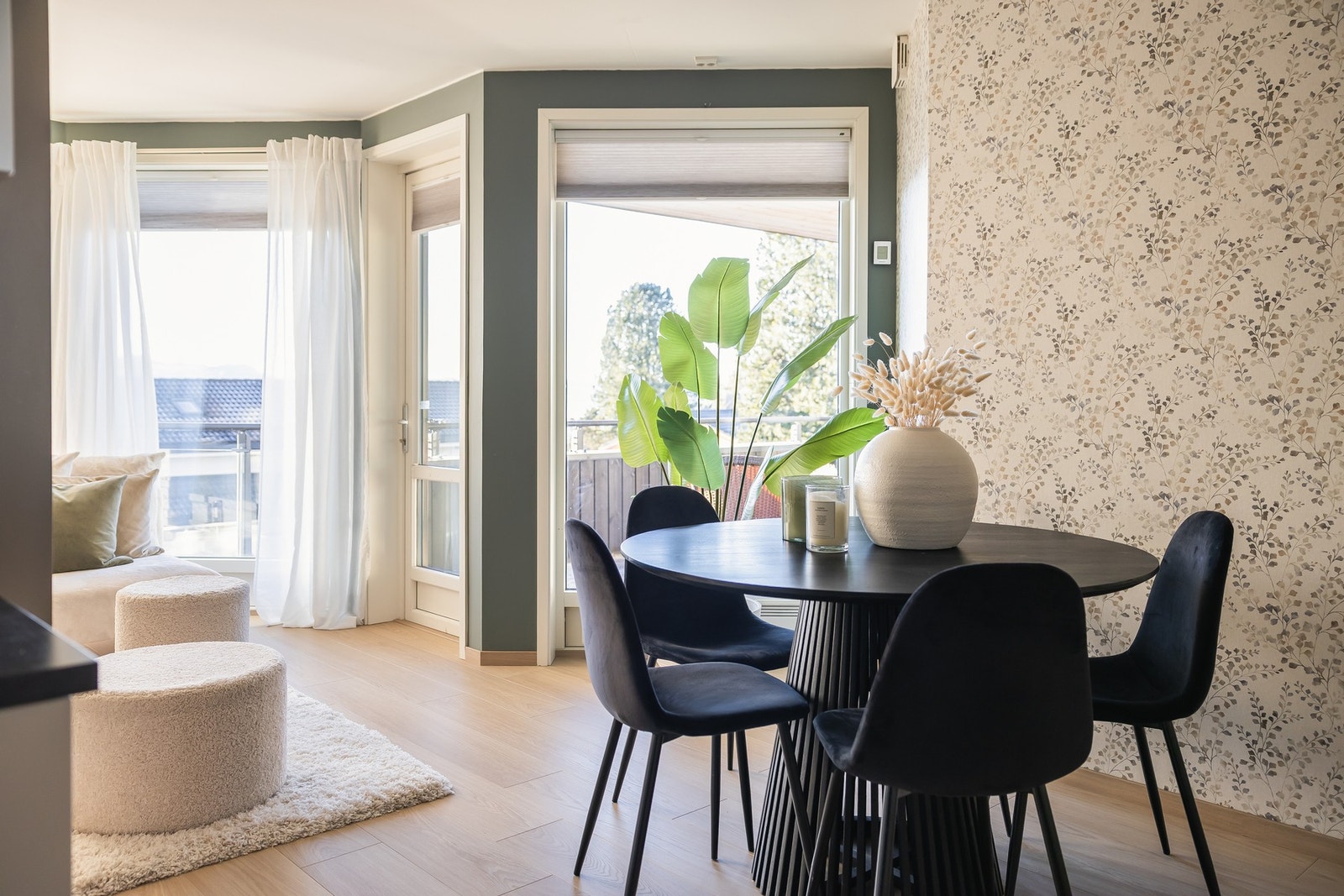 Stuen har åpen romløsning til stue og rommet utgjør ca 30 m² til sammen. Det er egen plass for spisestue mellom hovedstue og kjøkken. Galleribilde