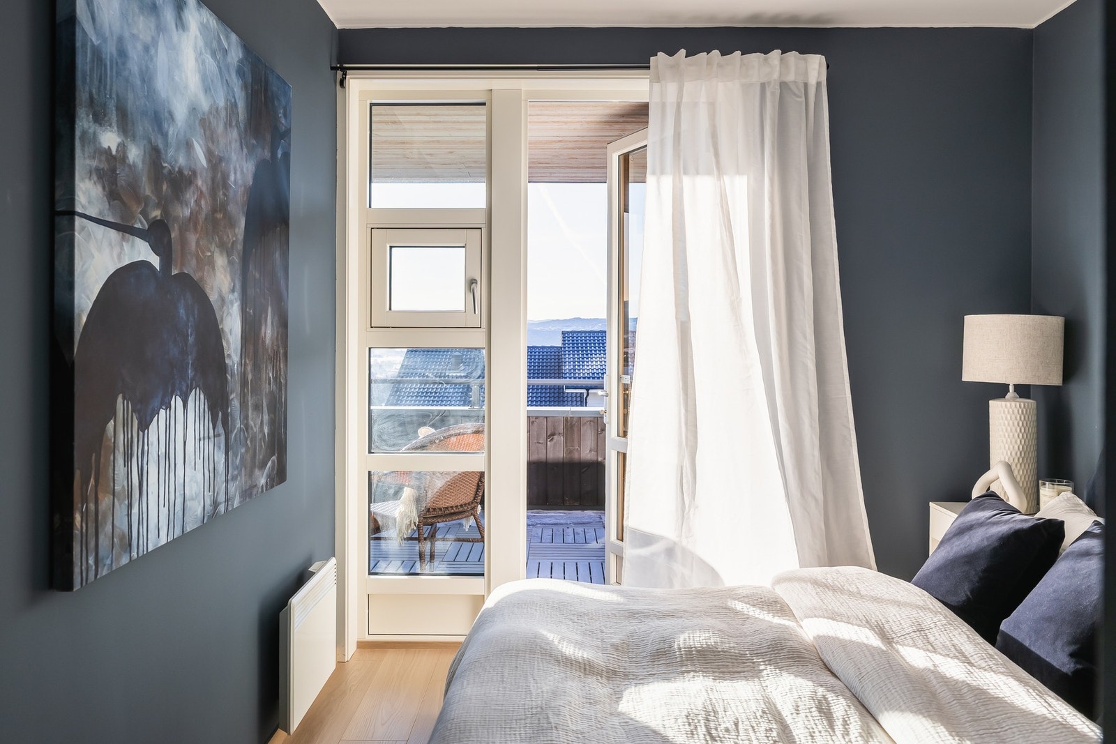 Herlig lys og fantastisk med egen utgang til terrassen fra soverommet om man vil våkne og gå rett ut i sola for morgenkaffen. Galleribilde