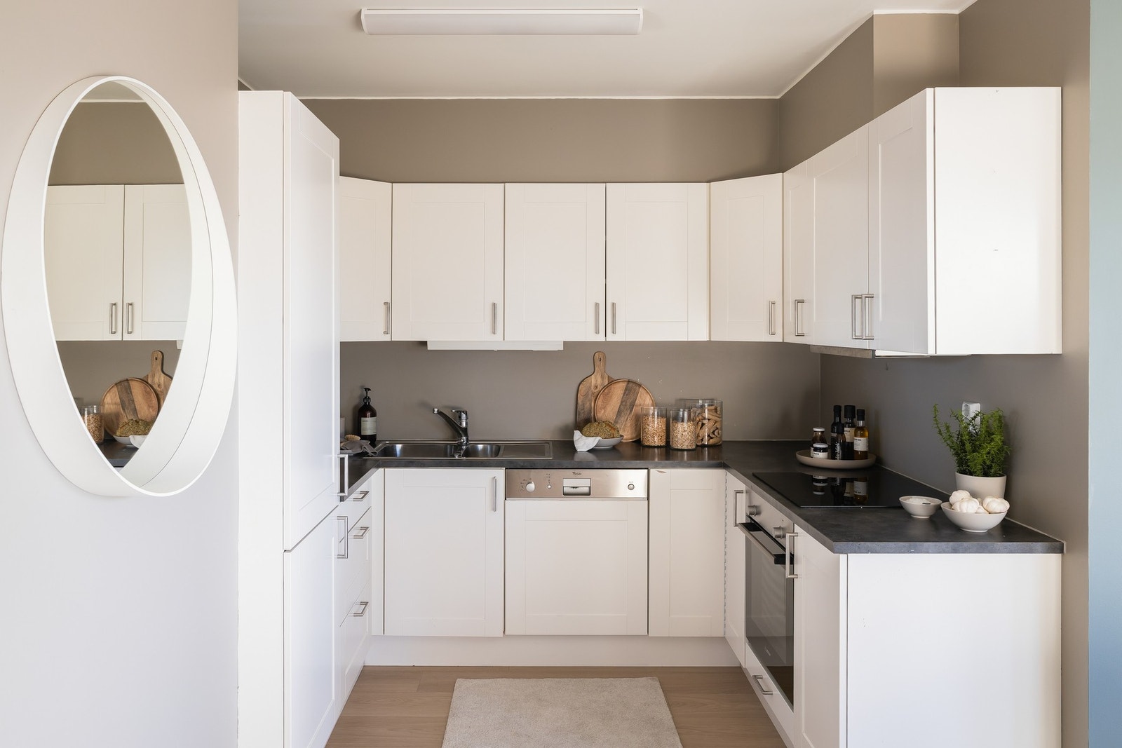 Velutstyrt med integrerte hvitevarer som kjøleskap, oppvaskmaskin, platetopp og stekeovn, hvor platetopp og stekeovn er ny i 2026. Galleribilde