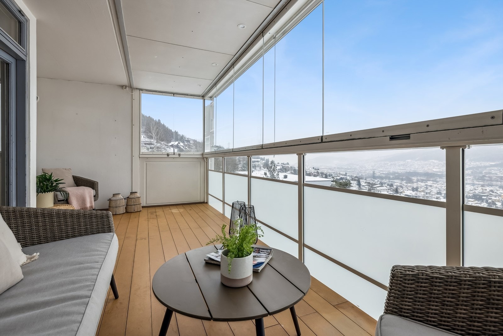Lys og romslig innglasset balkong med fantastisk utsikt. Elektrisk solskjerming. Galleribilde