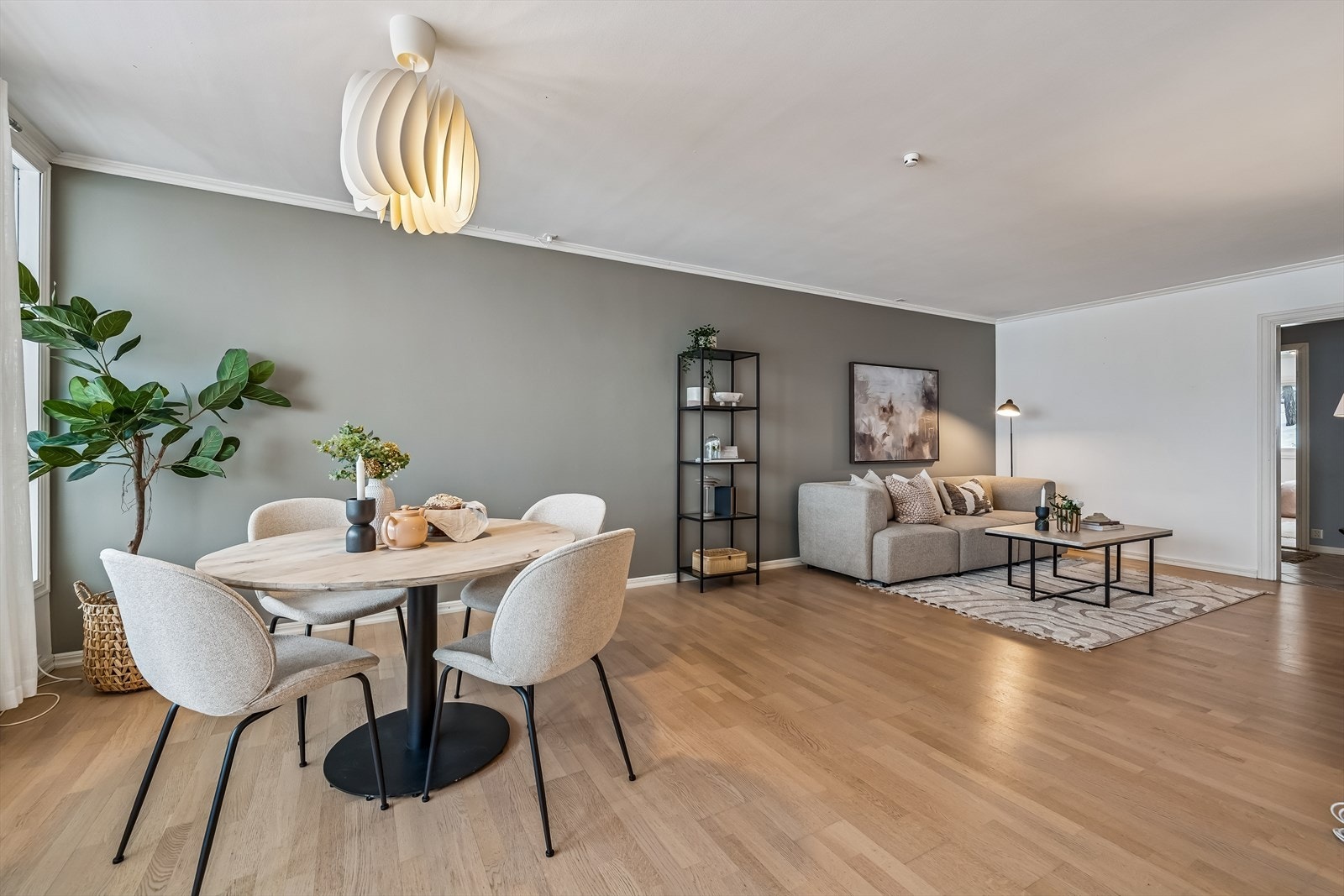 Lys og romslig stue med moderne detaljer Galleribilde