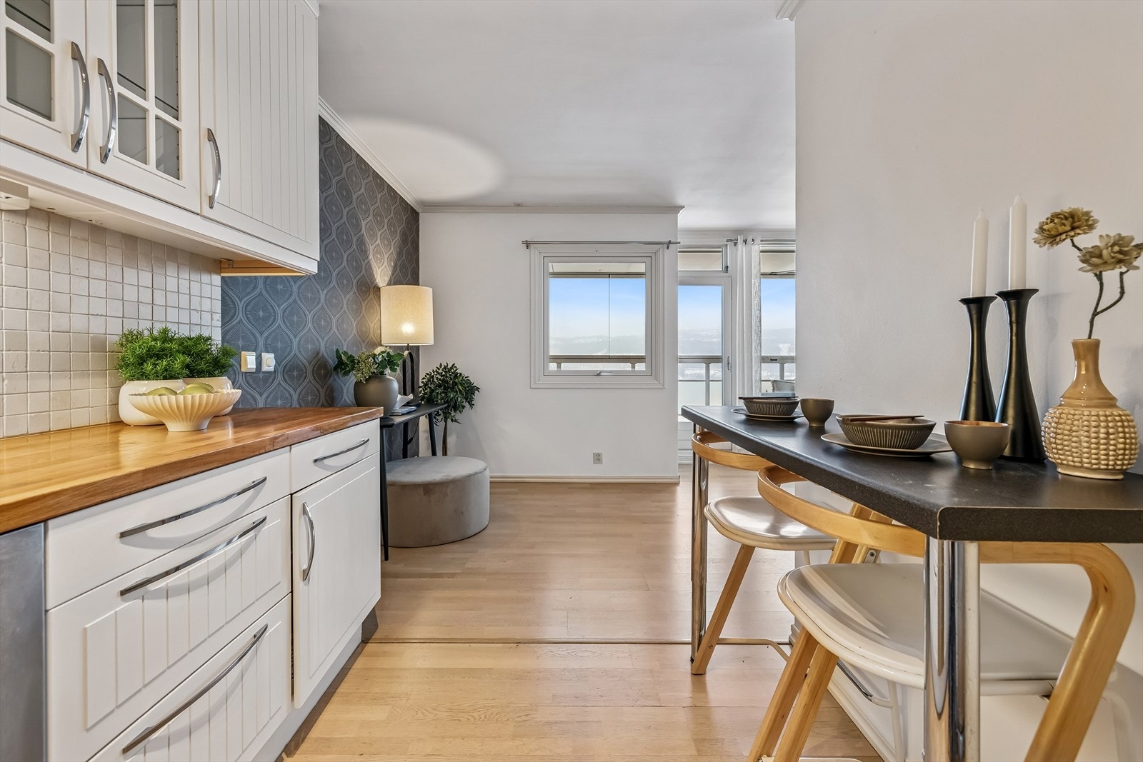 Kjøkken har godt med skap- og oppvbevaringsplass Galleribilde