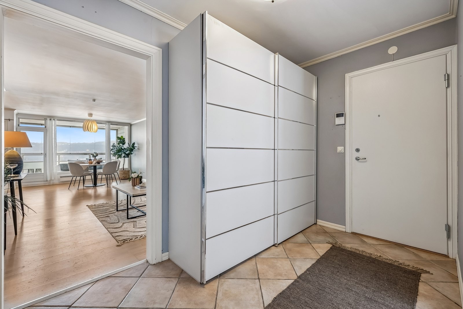 Gang med plass til garderobeskap. Praktisk med fliser på gulvet. Galleribilde