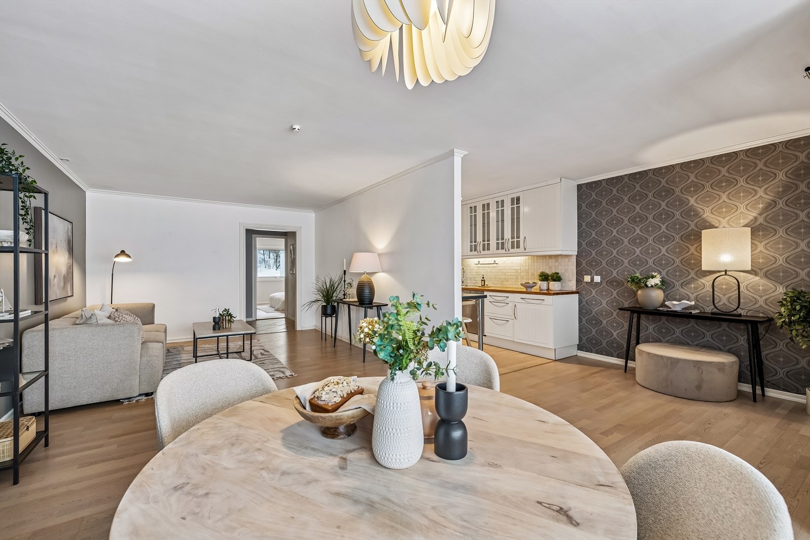 Sosial stue med åpen kjøkkenløsning Galleribilde