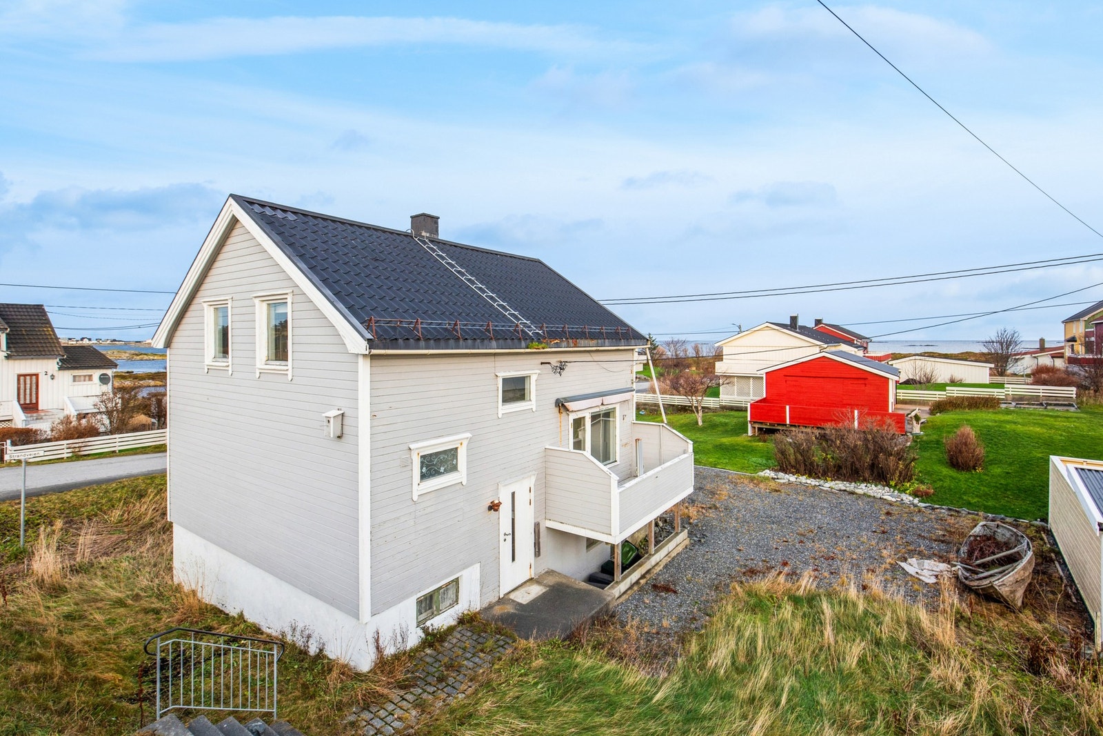 Eiendommen har sjønær beliggenhet og gode solforhold Galleribilde