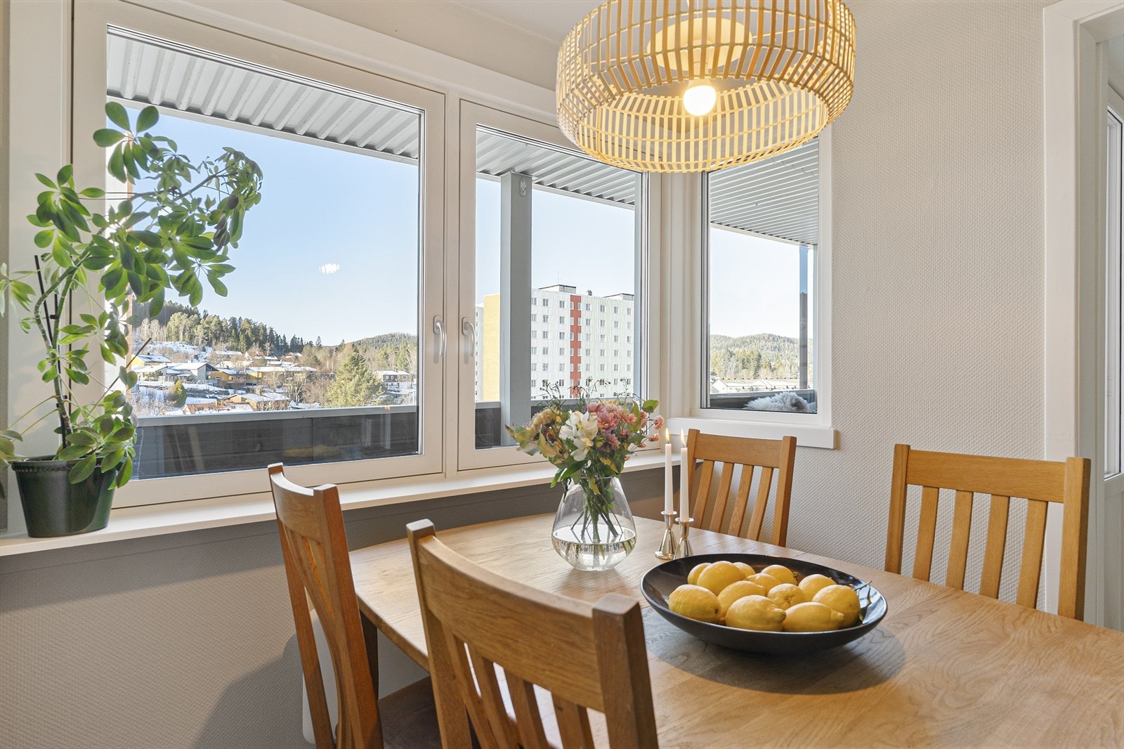 Kjøkkenet gir god plass til egen spisegruppe, hvor du nyter flott utsikt over Nyborg/Bymarka. Galleribilde