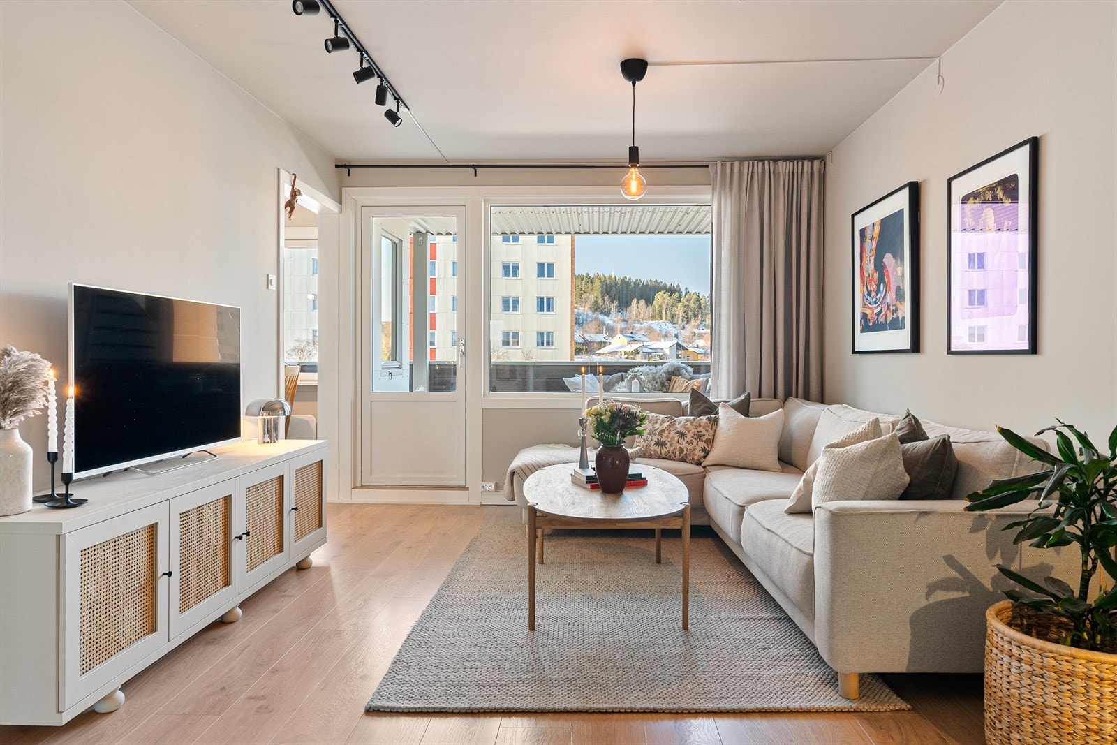 Leiligheten har en gjennomgående pen standard og byr på en god planløsning på totalt 83 m² BRA-i. Galleribilde