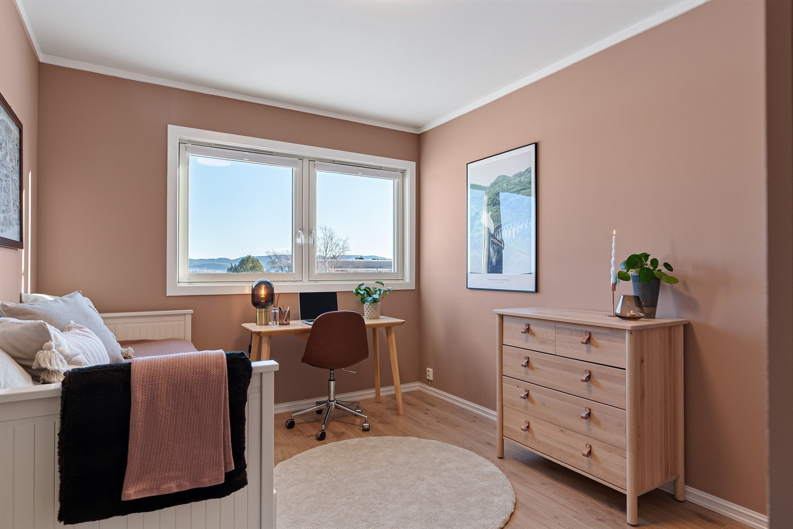 Det tredje soverommet er på 11,3 m² med god plass til seng, garderobeløsning og en hjemmekontor løsning med fantastisk utsikt. Galleribilde