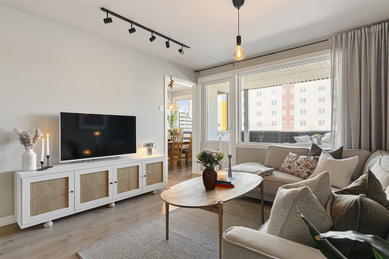 Det meste er inkludert i felleskostnadene som blant annet TV/internett, betjening av fellesgjeld, kommunale avgifter, samt felles drift- og vedlikehold. Galleribilde