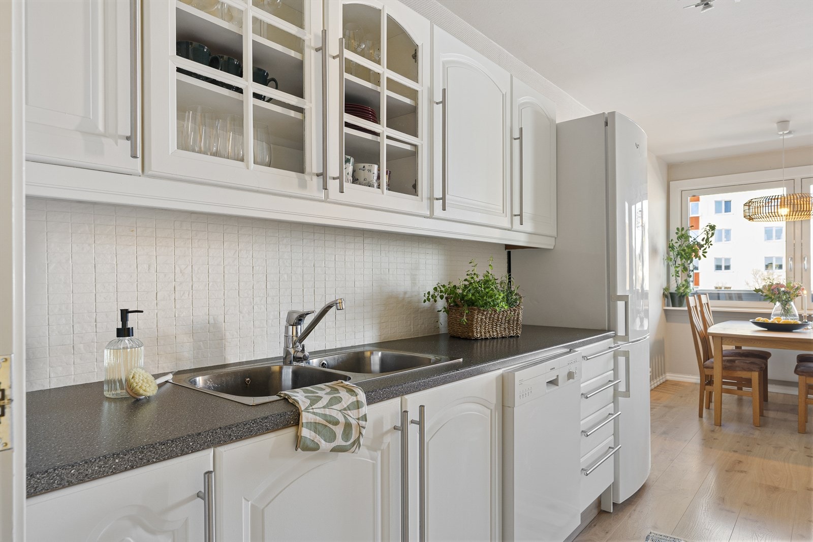 Kjøkkenet byr på mye skap og benkeplass for matlaging og oppbevaring. Galleribilde