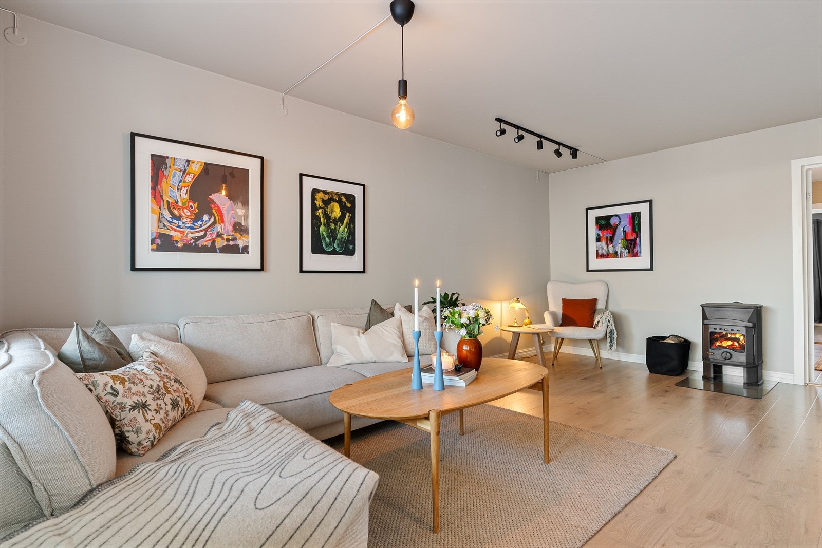 Behagelig oppvarming med vedfyring. Galleribilde