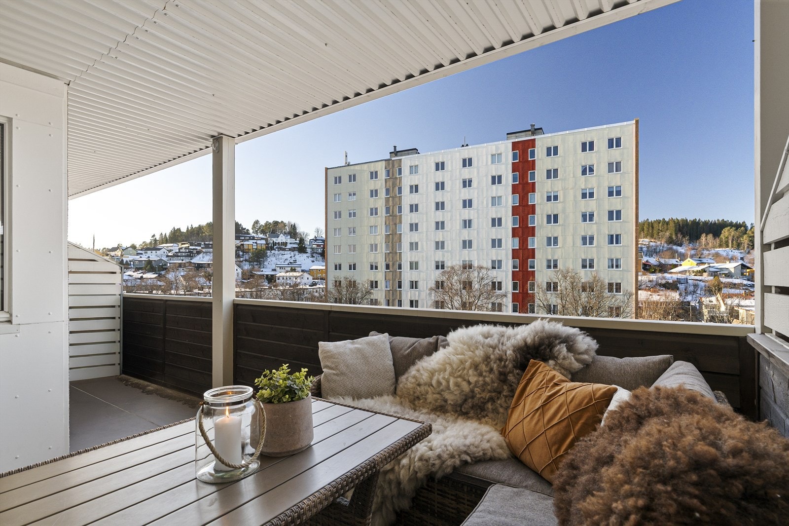 Balkongens utforming gir god plass en stor sittegruppe med tilhørende utemøblement. Galleribilde