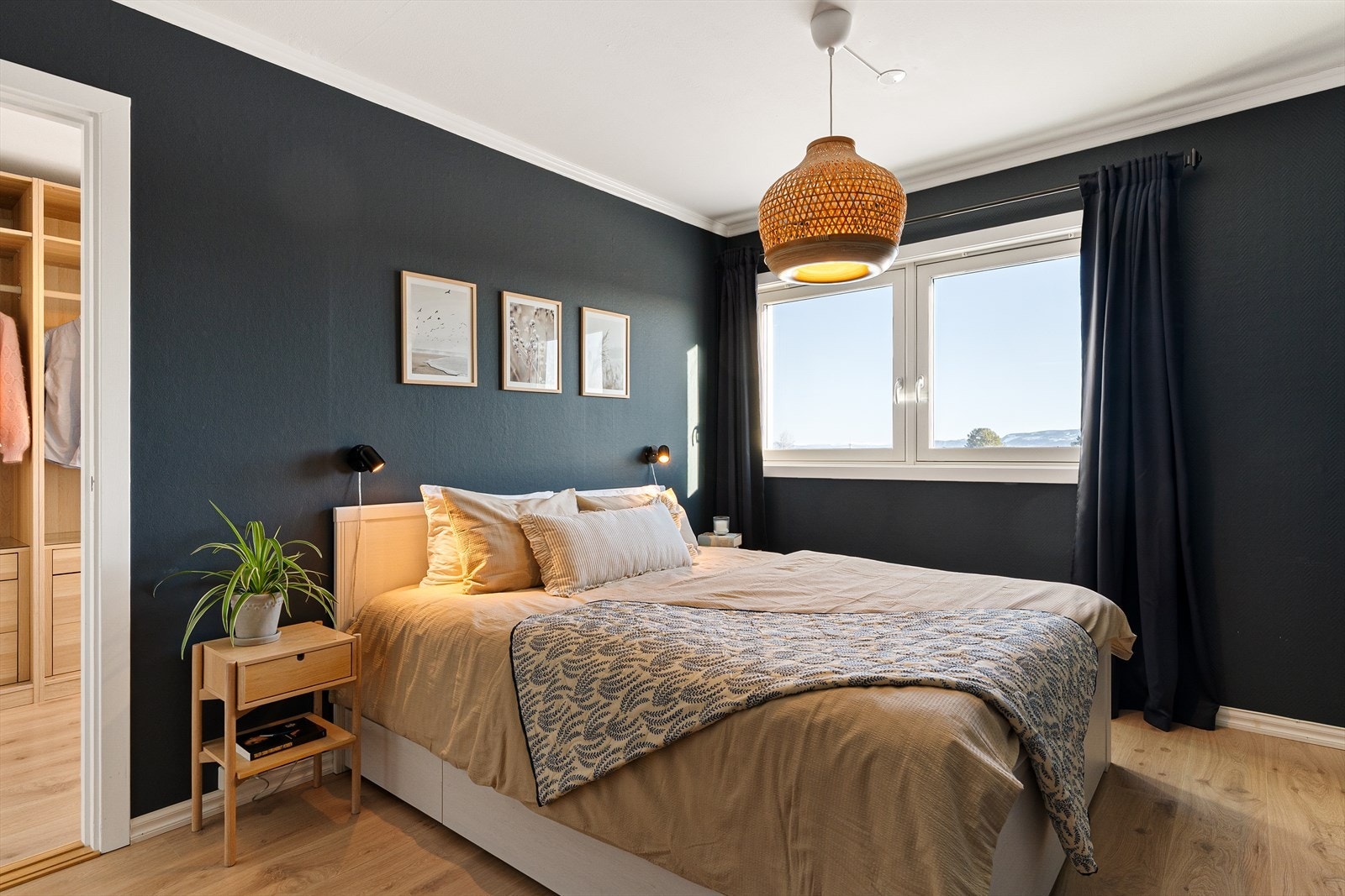 Hovedsoverommet er på 11,4 m² med god plass til dobbeltseng, nattbord og garderobeløsninger. Galleribilde