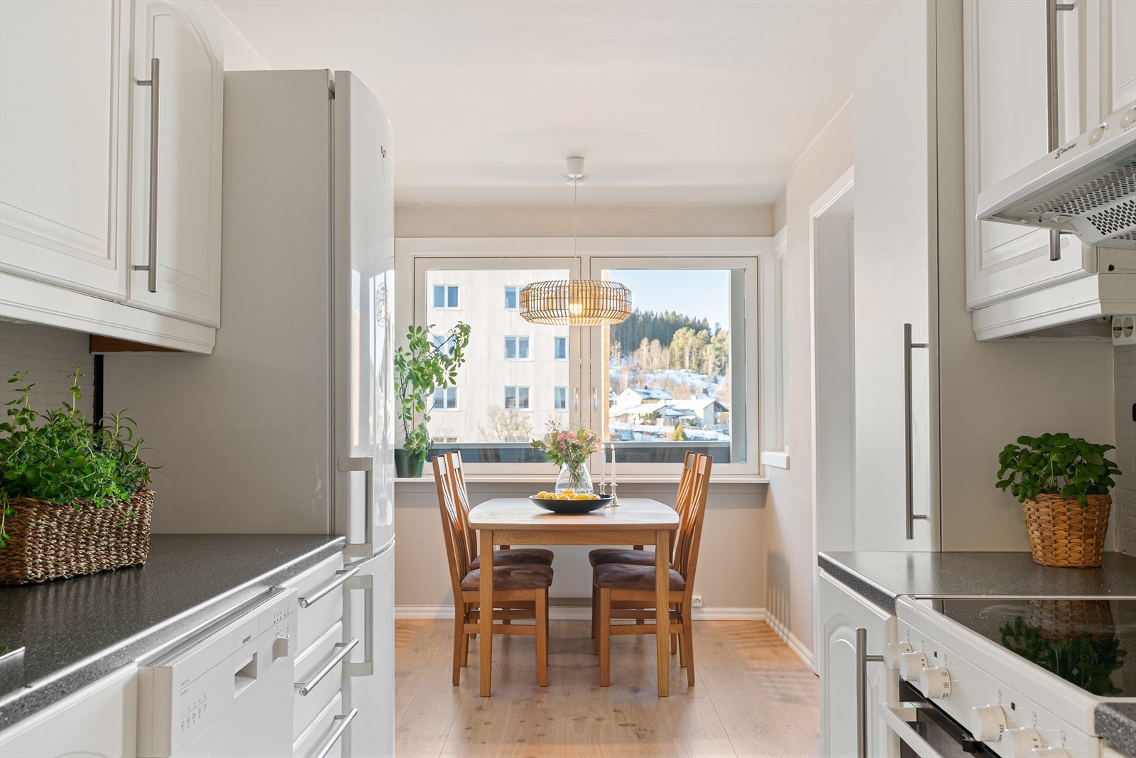 Store vindusflater som gir mye naturlig lysinnslipp til leiligheten. Galleribilde