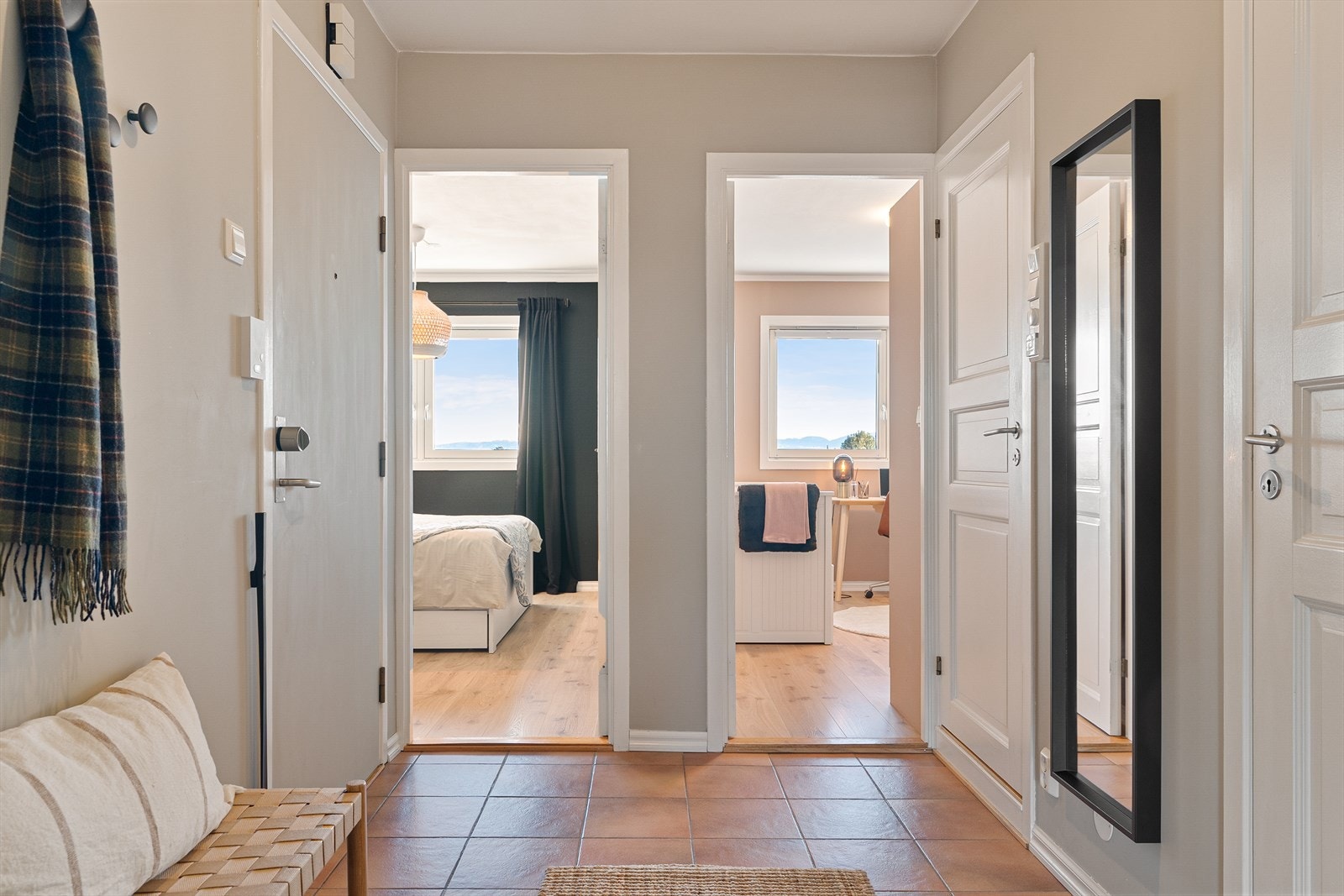 Fra entréen har du tilgang til stue, soverom, bad, WC og vaskerom. Galleribilde