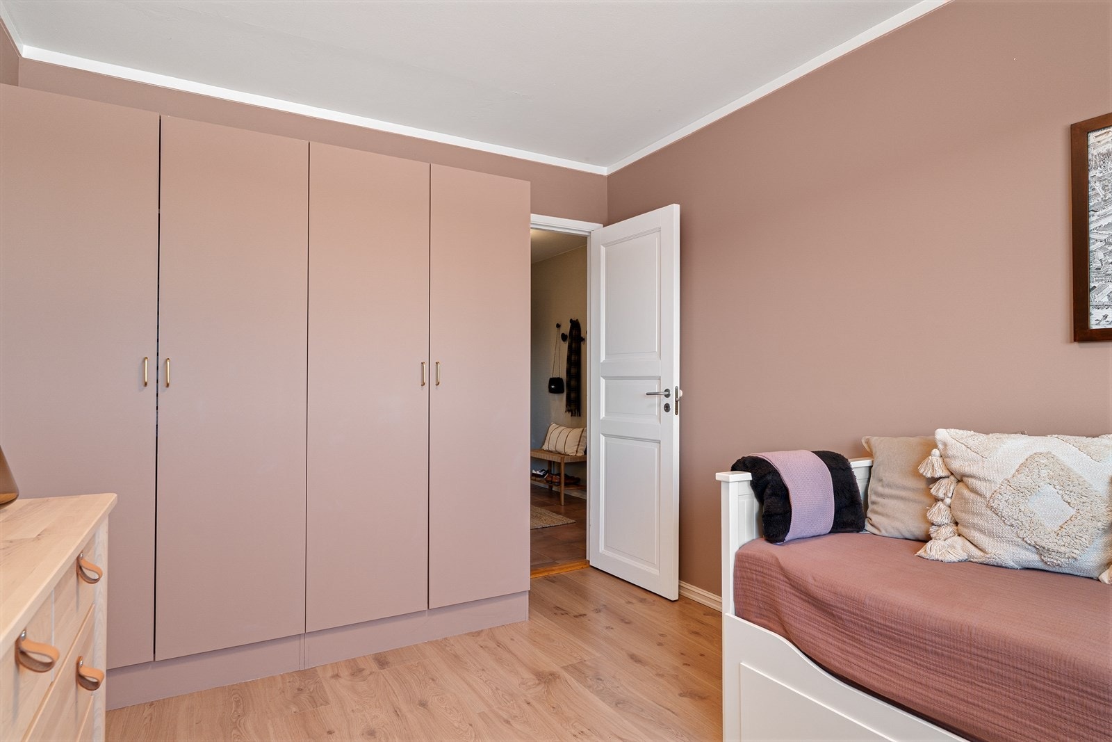 Det medfølger en ekstern bod på 11 m² med stikkontakt. I tillegg har borettslaget egne kjøleboder for oppbevaring av mat og drikke, rom for å tørke klær, større boder som kan bruker til f. eks dekklagring og ikke minst en sykkelbod. Galleribilde