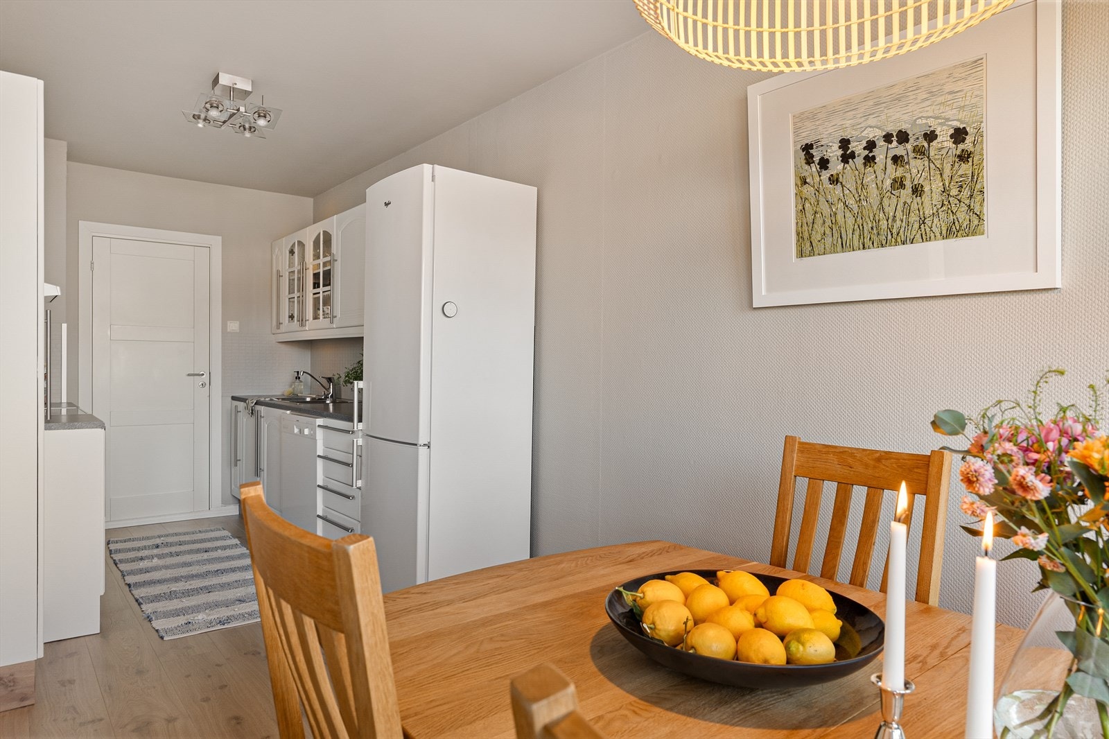 Lyst og romslig kjøkken på 14 m² med videre adkomst til vaskerom. Galleribilde