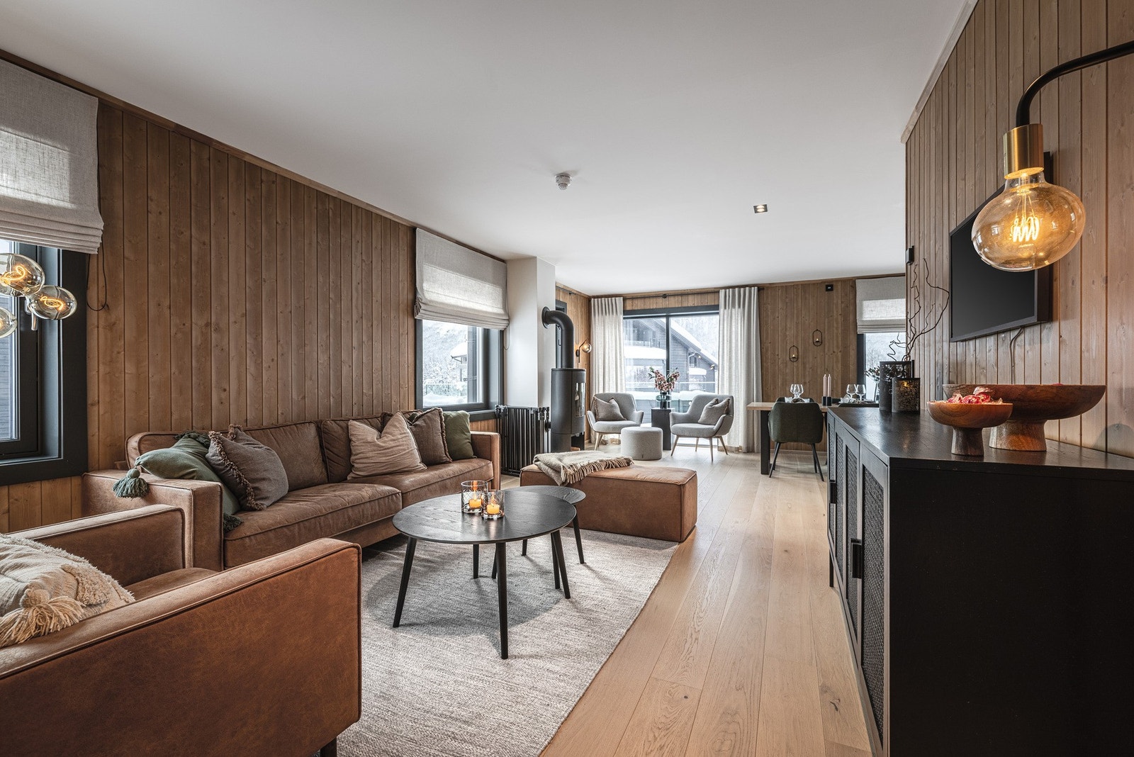 Oppholdsrommet har naturlige og gode soner. Fra stuen er det utgang til balkong. Galleribilde