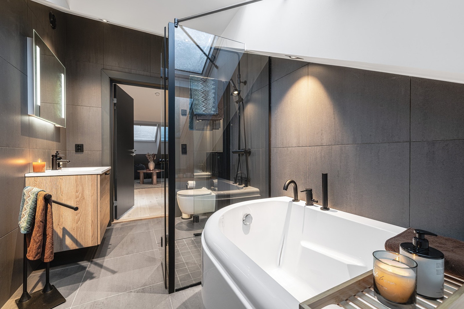 Badet er stort, luftig og har en luksuriøs følelse. Galleribilde