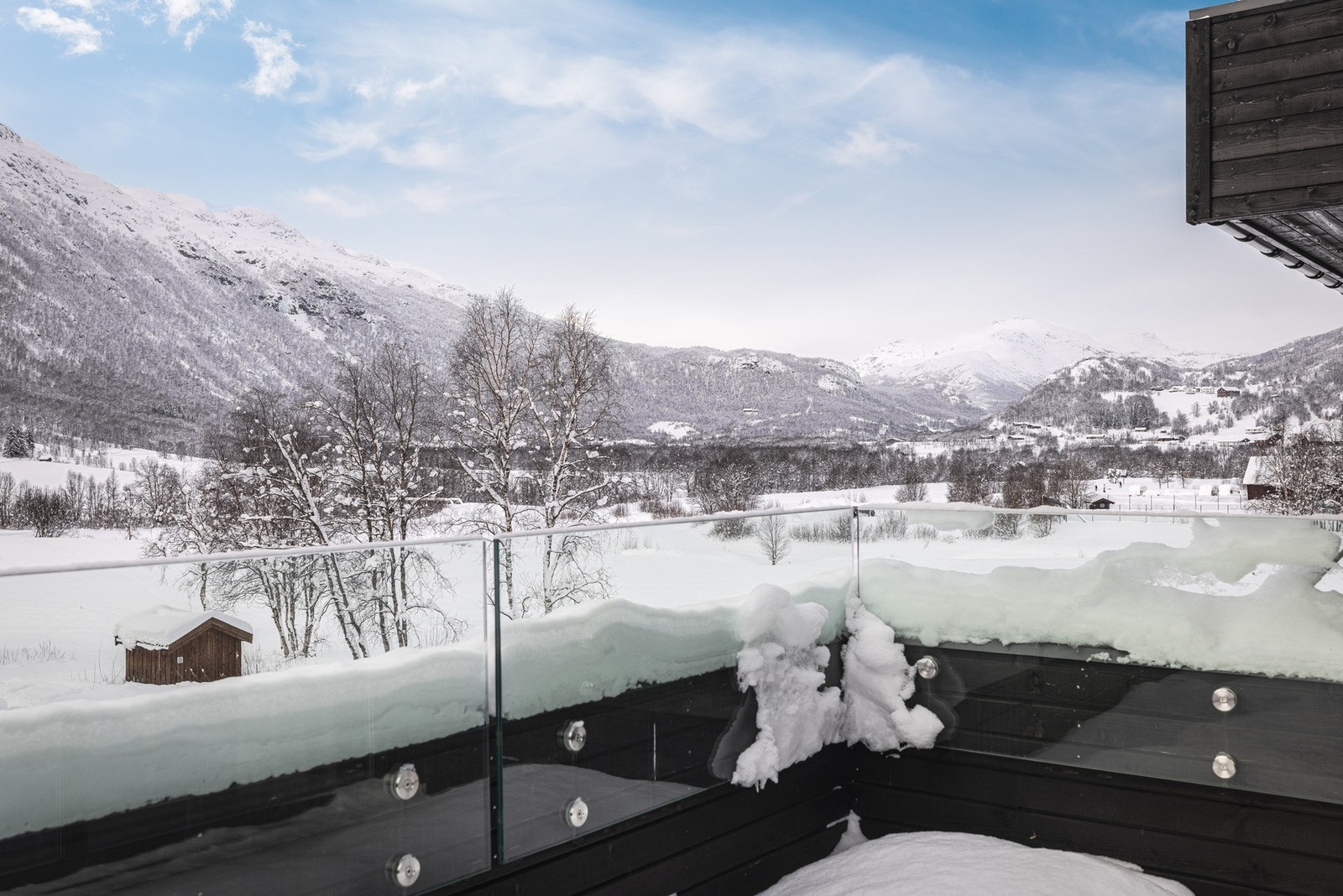 Leiligheten har en solrik og lun terrasse med flott utsikt mot vest hvor Svarthetta troner i utsiktsbilde! Galleribilde