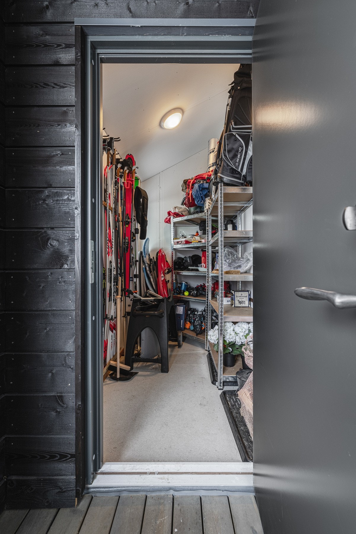 Sportsbod på svalgang rett ved inngangsparti. Galleribilde