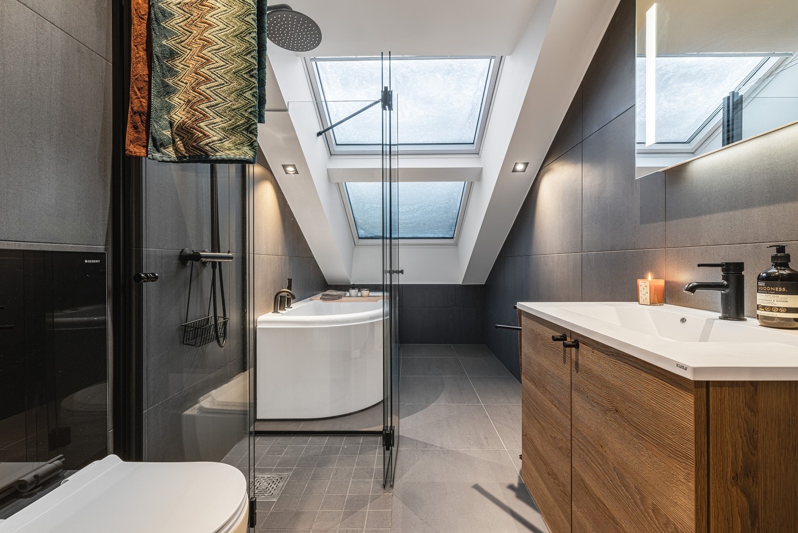 Bad med flott takvindu som slipper naturen helt inn. Galleribilde